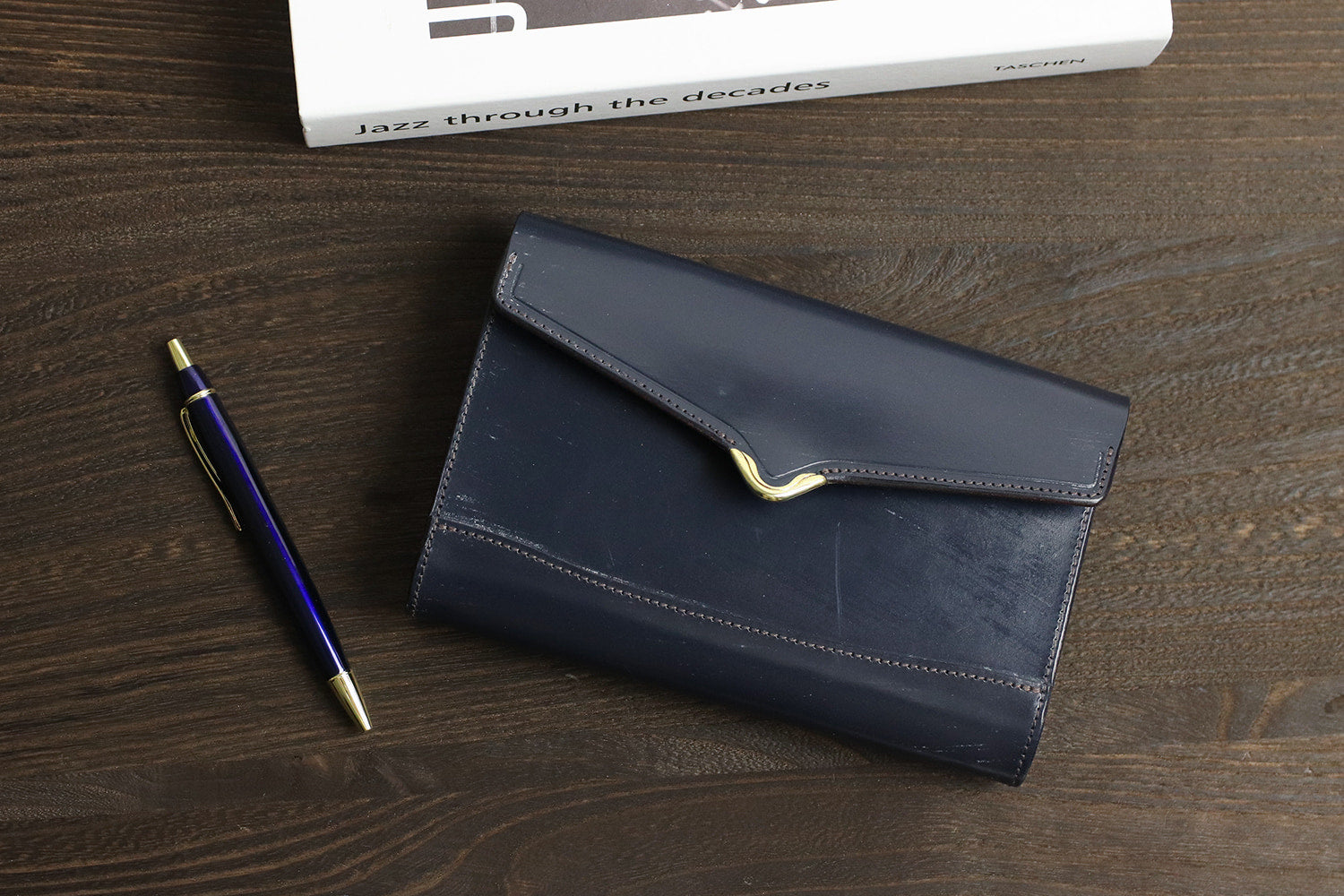 CRAMP / 池之端銀革店 真鍮 のフロント金具がアクセント。 ペン挿しが