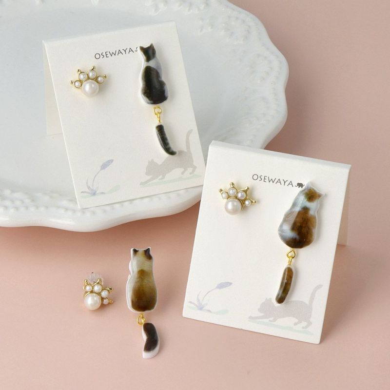 ピアス 猫 お座り しっぽ 肉球 パール 2個セット チタンポスト