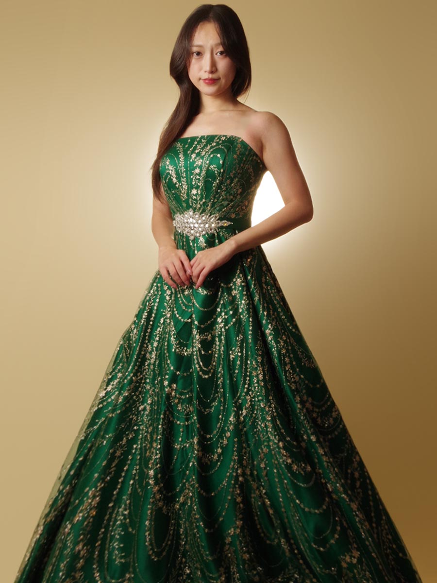 緑色の落ち着いた大人な印象を感じさせるグリーンカラーのドレス一覧