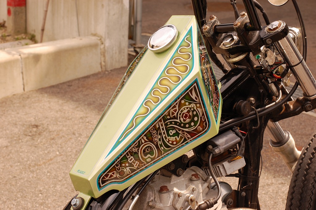 ワンオフのコフィンタンクにカスタムペイント | FLAKES