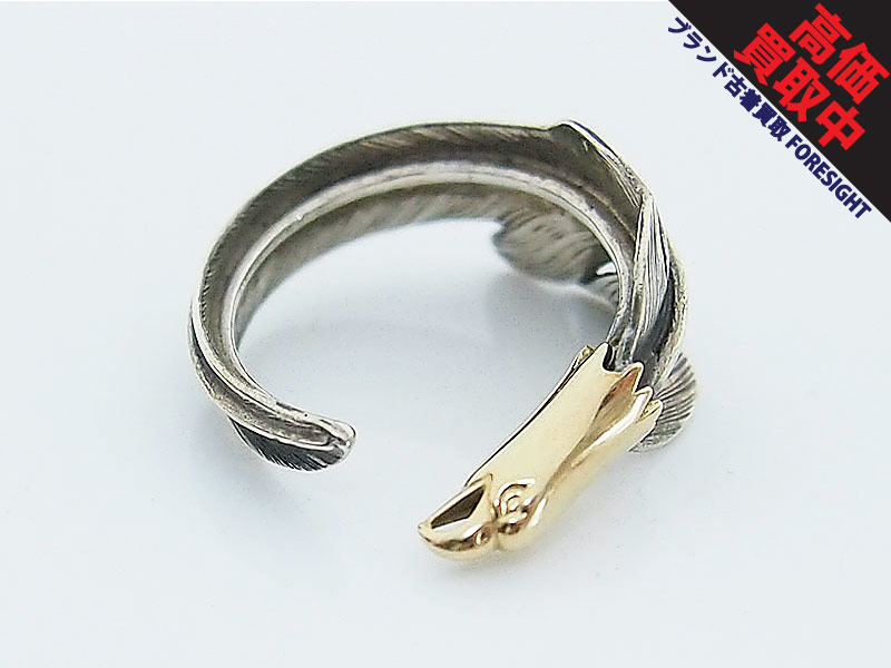 LARRY SMITH '18K EAGLE HEAD KAZEKIRI FEATHER RING (GOLD ACCENT