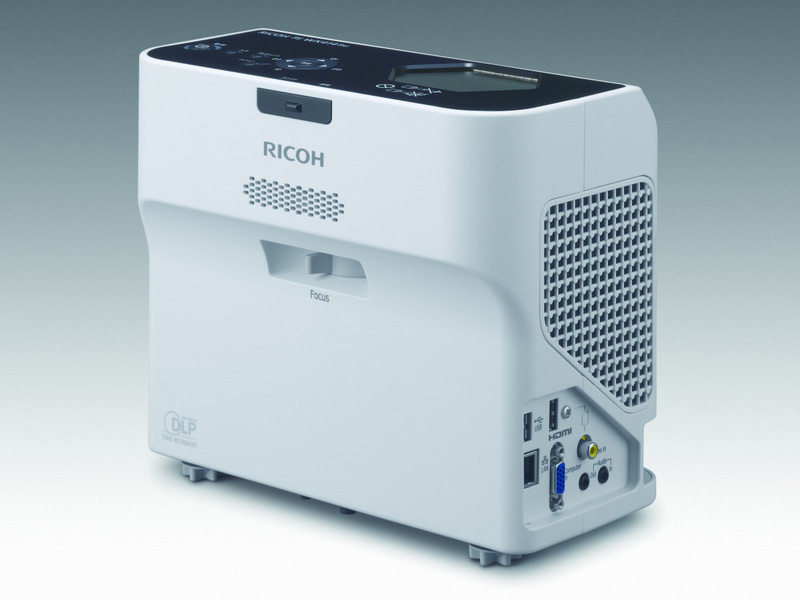 リコー、11.7cmで48型投写できる超短焦点プロジェクタ。自由曲面ミラー