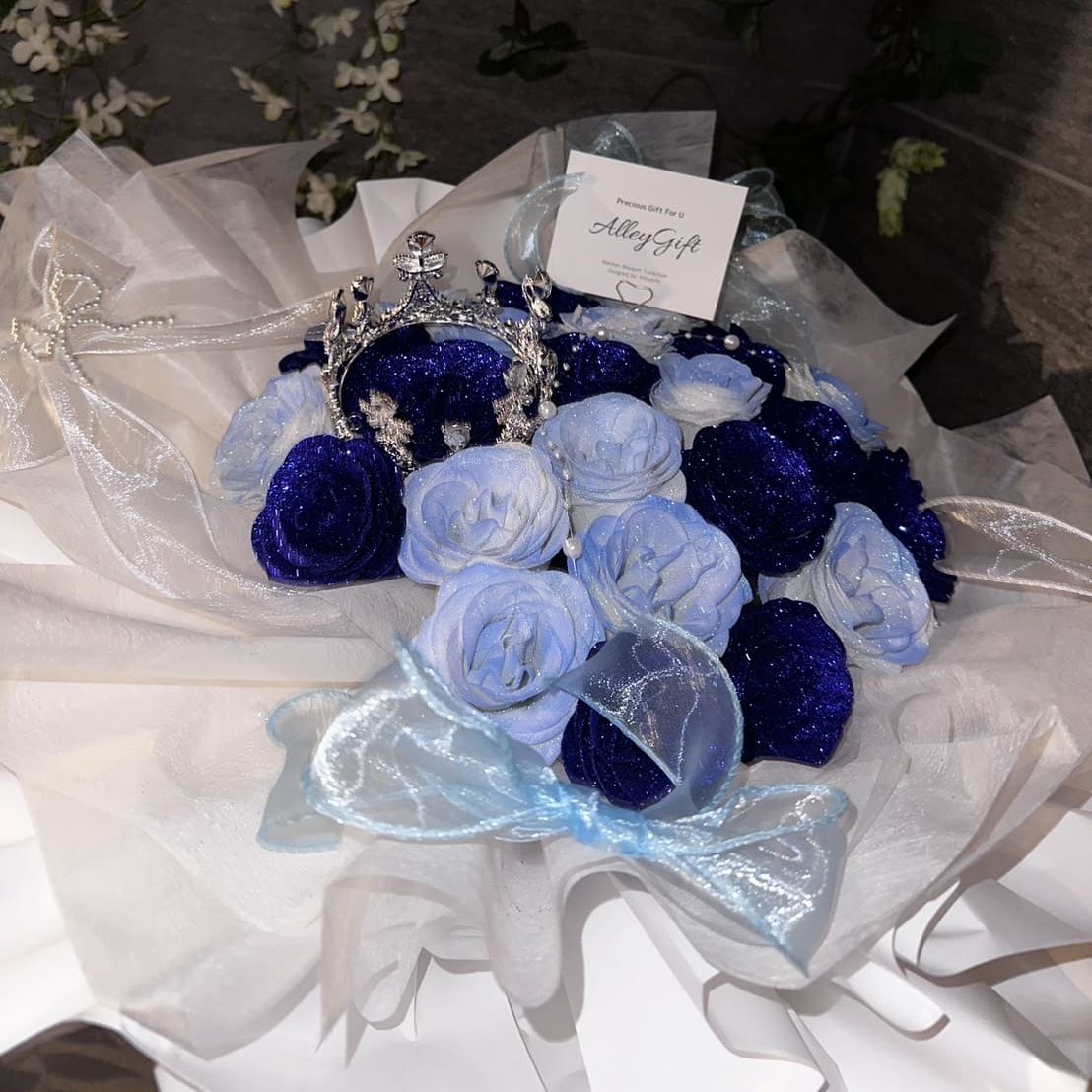 グリッターローズ24本使用の青色系ペーパーワンホンブーケ – AlleyGift