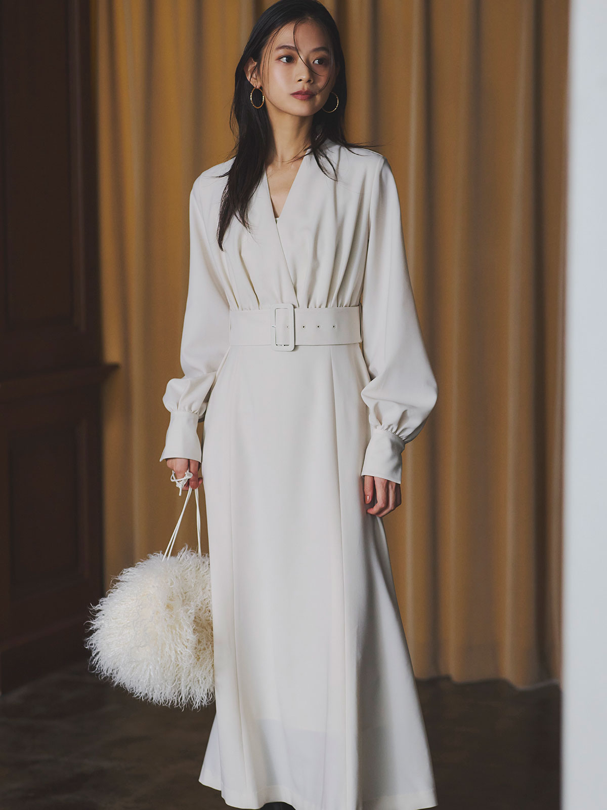 ノーカラーナローワンピース