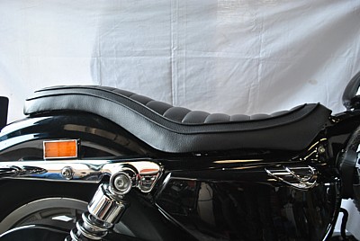 商品詳細 【04〜06・10〜スポーツスター用カスタムシートタックロール