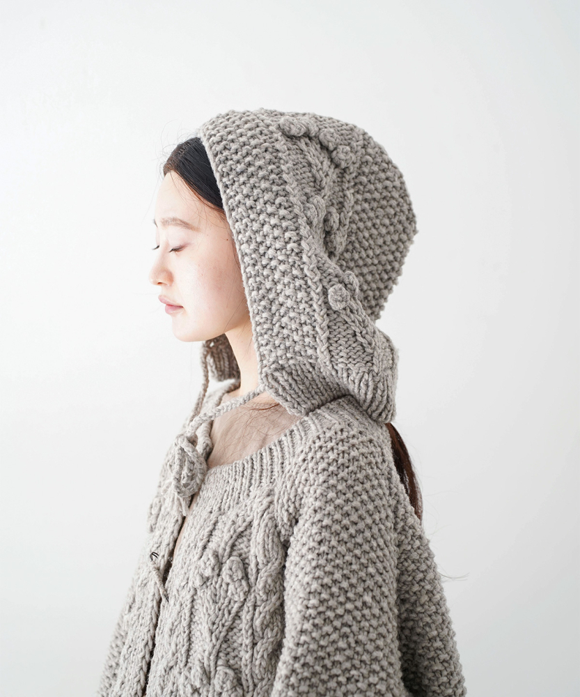 木の実をイメージした「ボッブル編み」で、手仕事の温もりを感じる