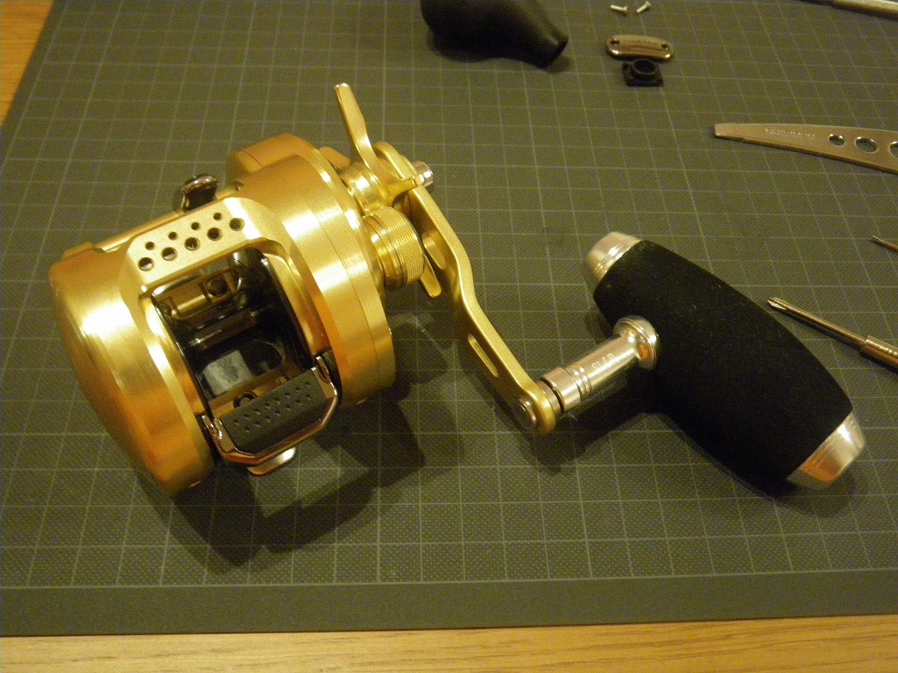 オシアコンクエストのハンドルノブをスタジオオーシャンマークのAE85に