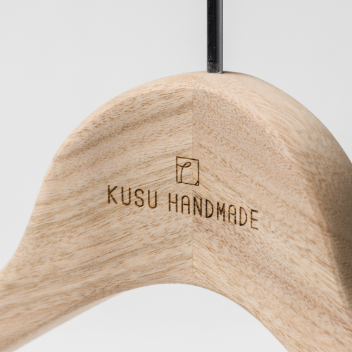 新型】くすのきシャツハンガー 42cm ｜ KUSU HANDMADE – やさしい木
