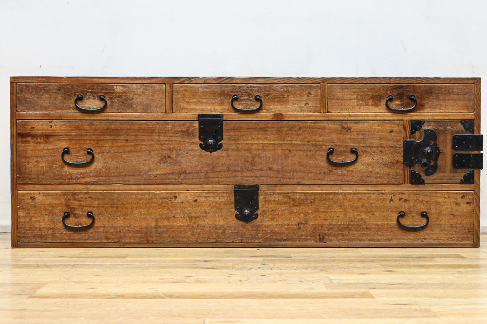 穏やかな杢目でレトロな面持ちある三段作りの刀箪笥 BB3361 – 古福庵