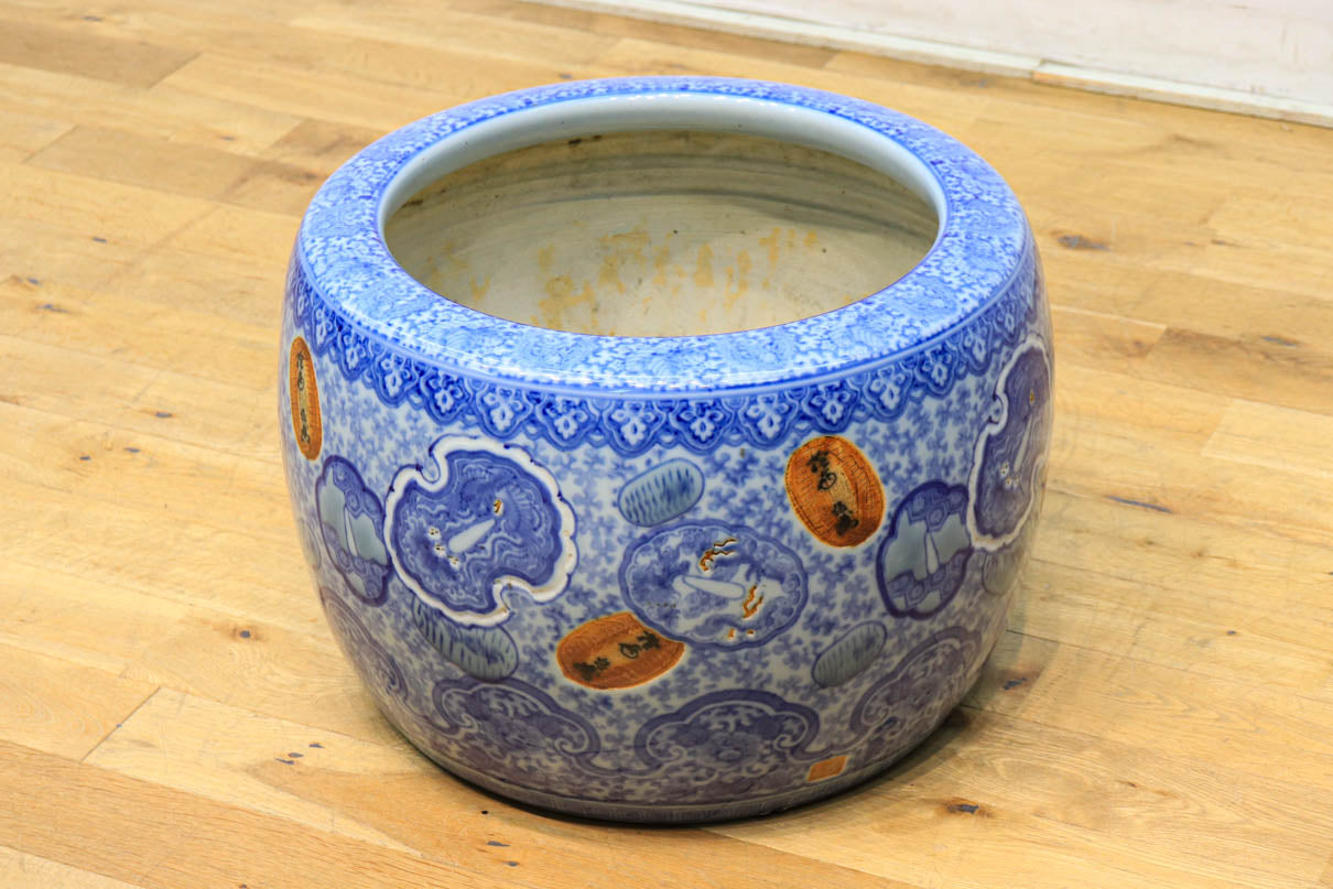 装飾性のある幾何学模様で覆われた丸火鉢 DC6276 – 古福庵 [ KOFUKUAN