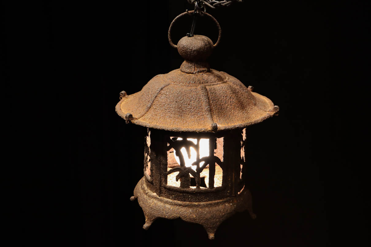 味わいある風合いに松竹梅の透かし絵で風情ある吊り灯籠 DC7980 – 古福