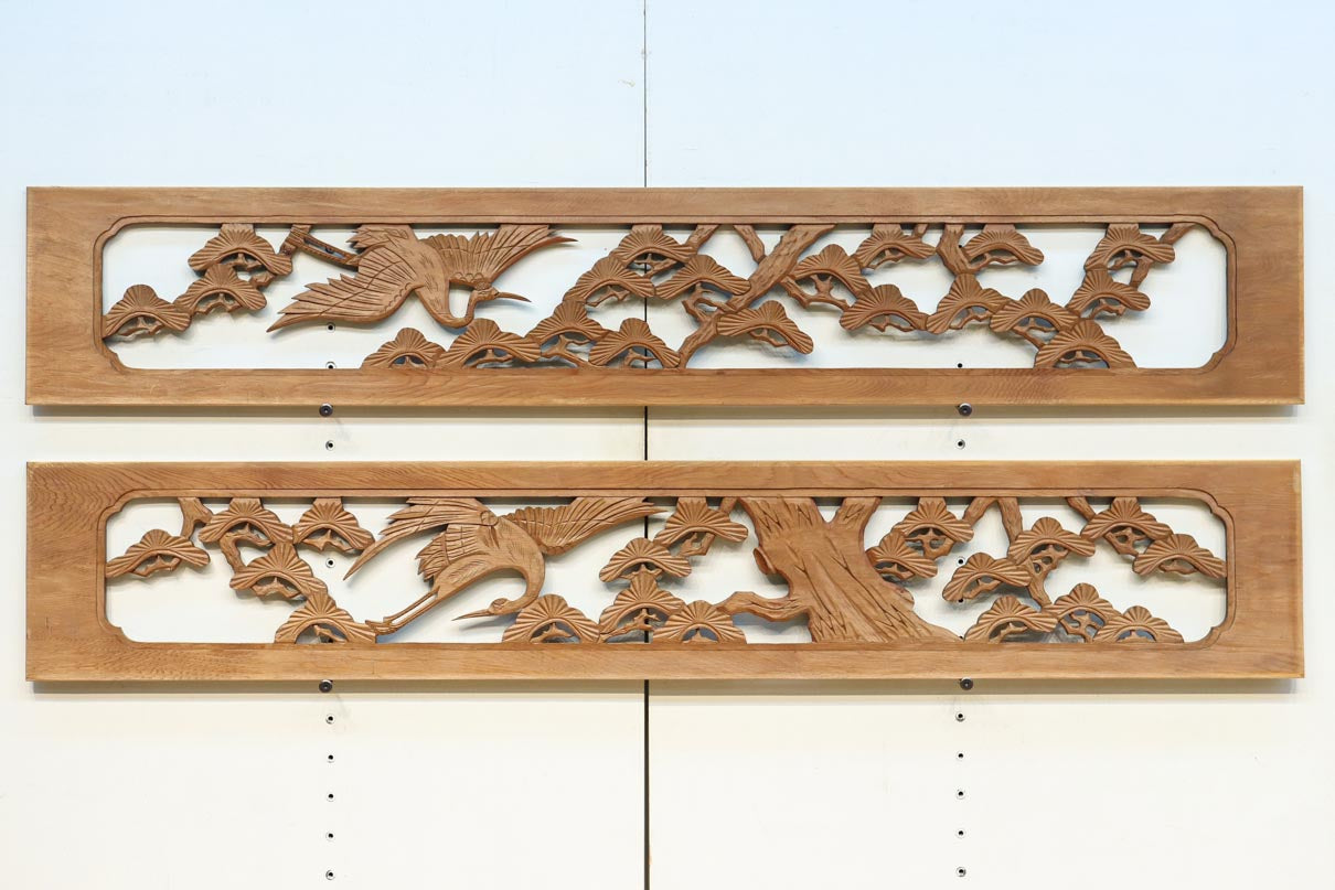 松の周りを舞う鶴の姿を細やかに描いた彫刻欄間素材 EZ2885ab 在庫(a:1