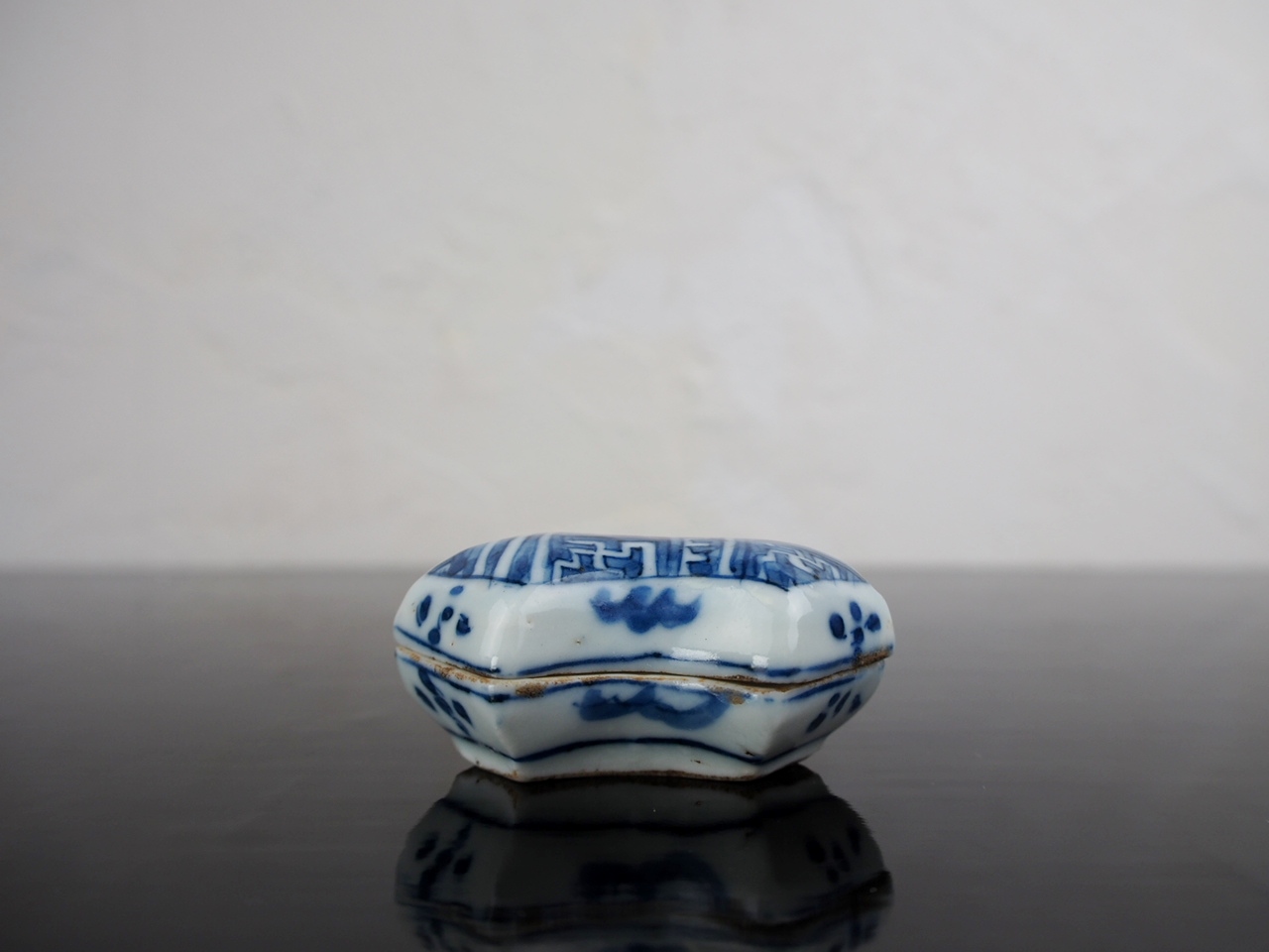 骨董水妖｜古染付分銅型香合