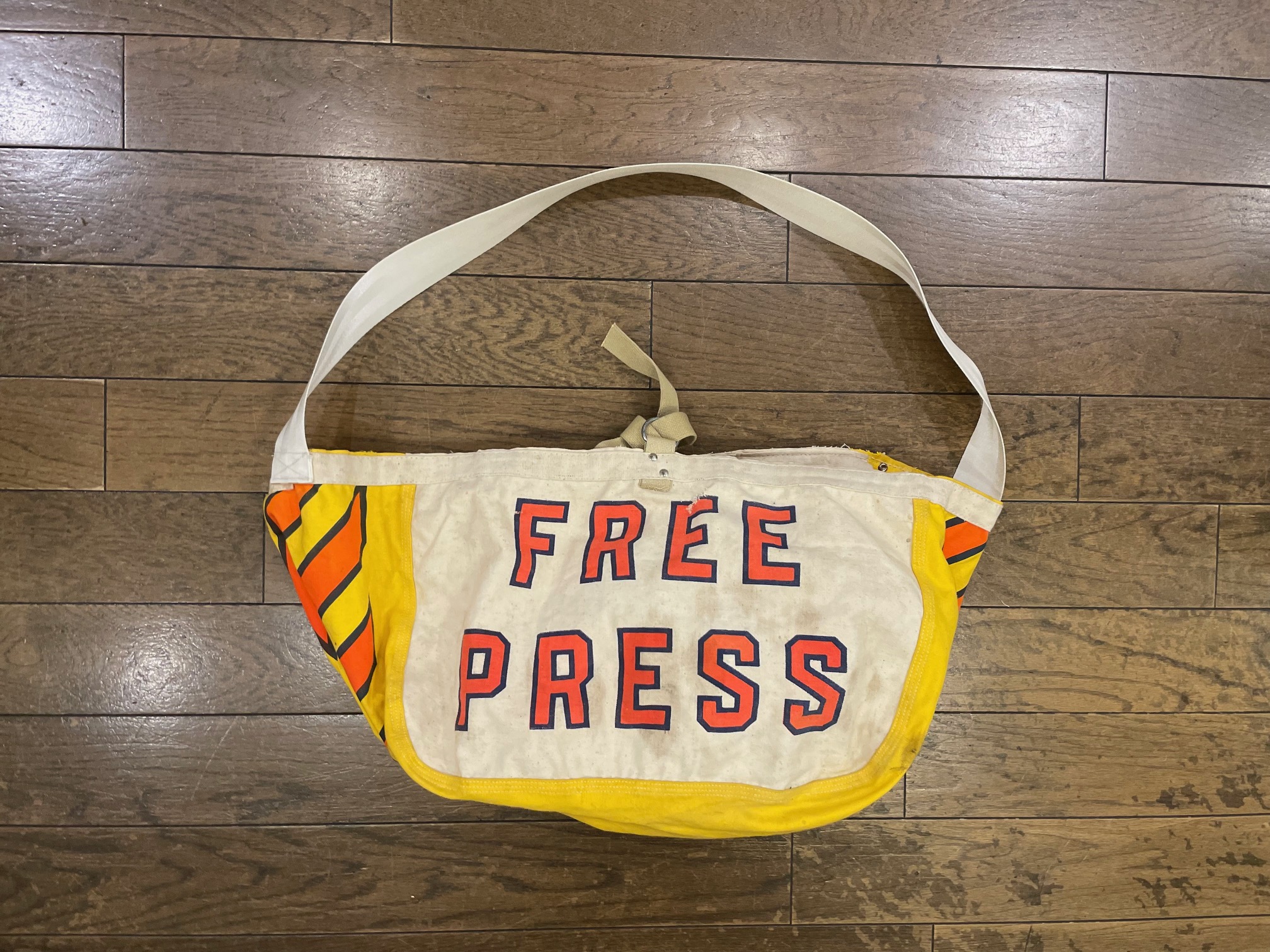 商品紹介 » OLD “FREE PRESS” NEWSPAPER BAG - Suntrap, Vintage
