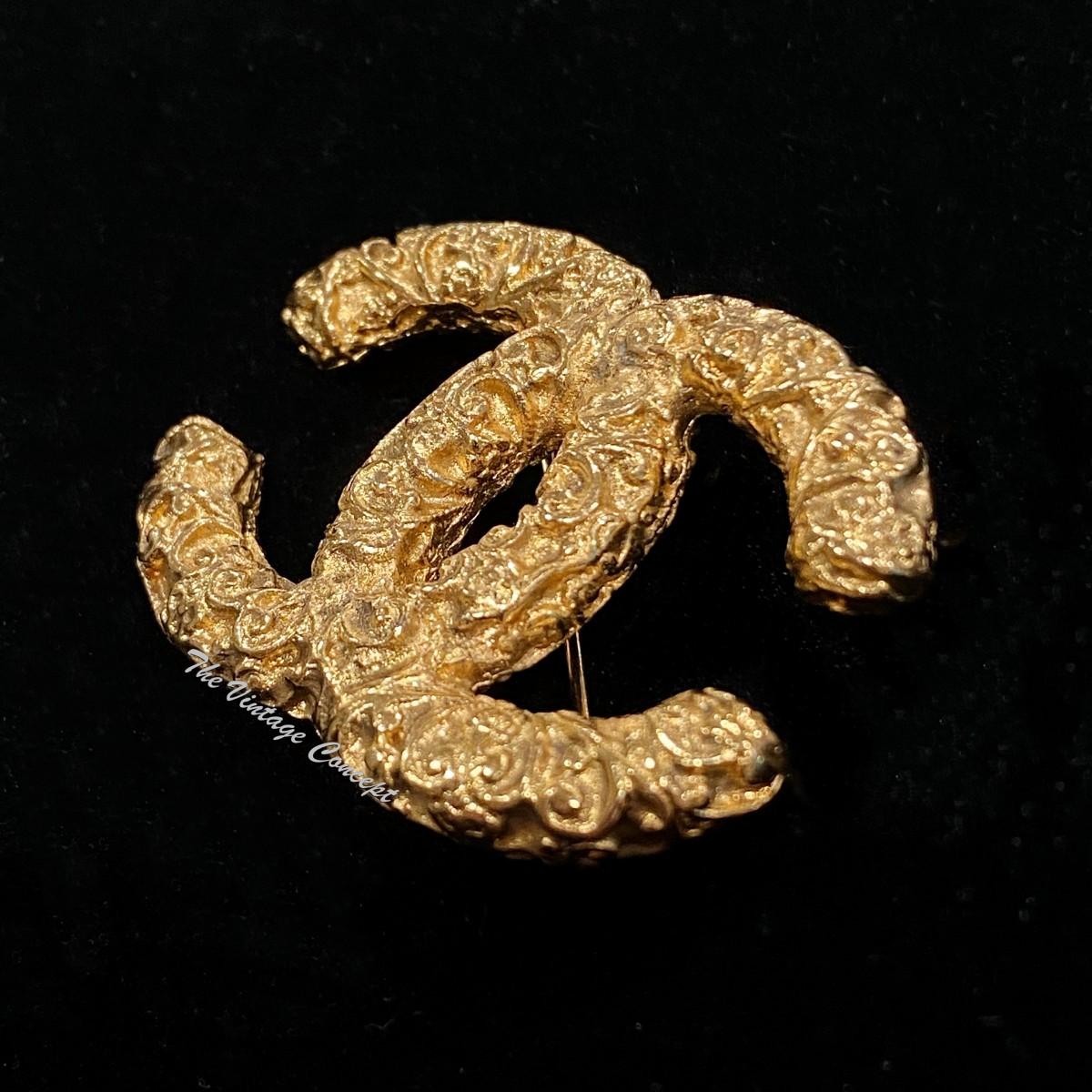 Chanel Gold Tone Lava CC Logo Brooch 95A – The Vintage Concept