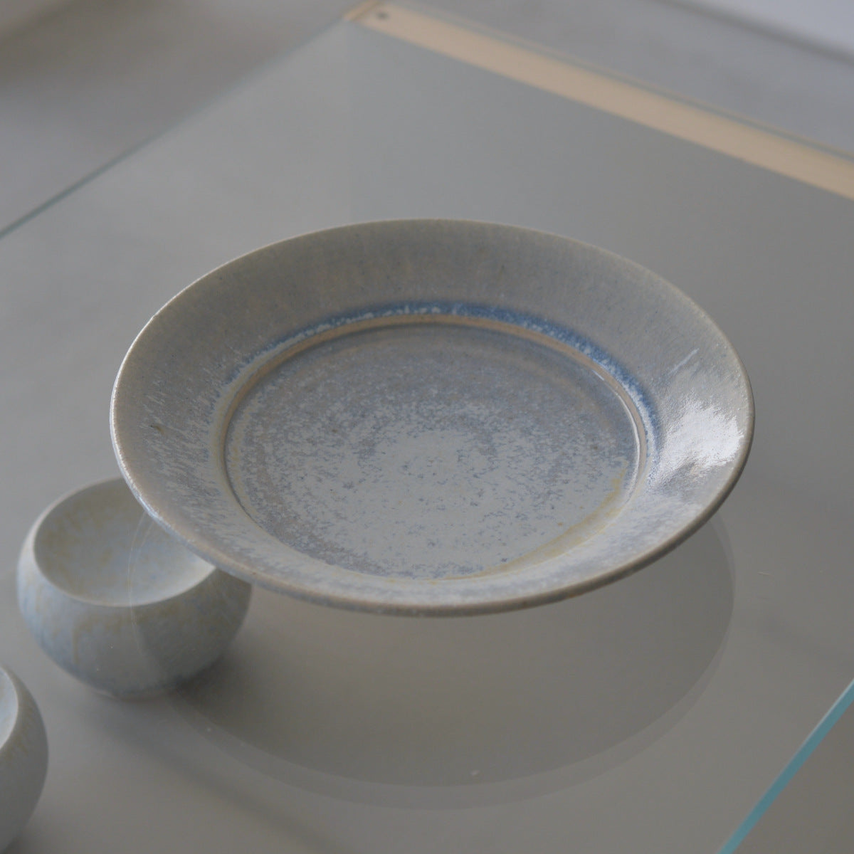 灰白碧灰釉8寸広リム皿 / 清岡幸道 – toutou online