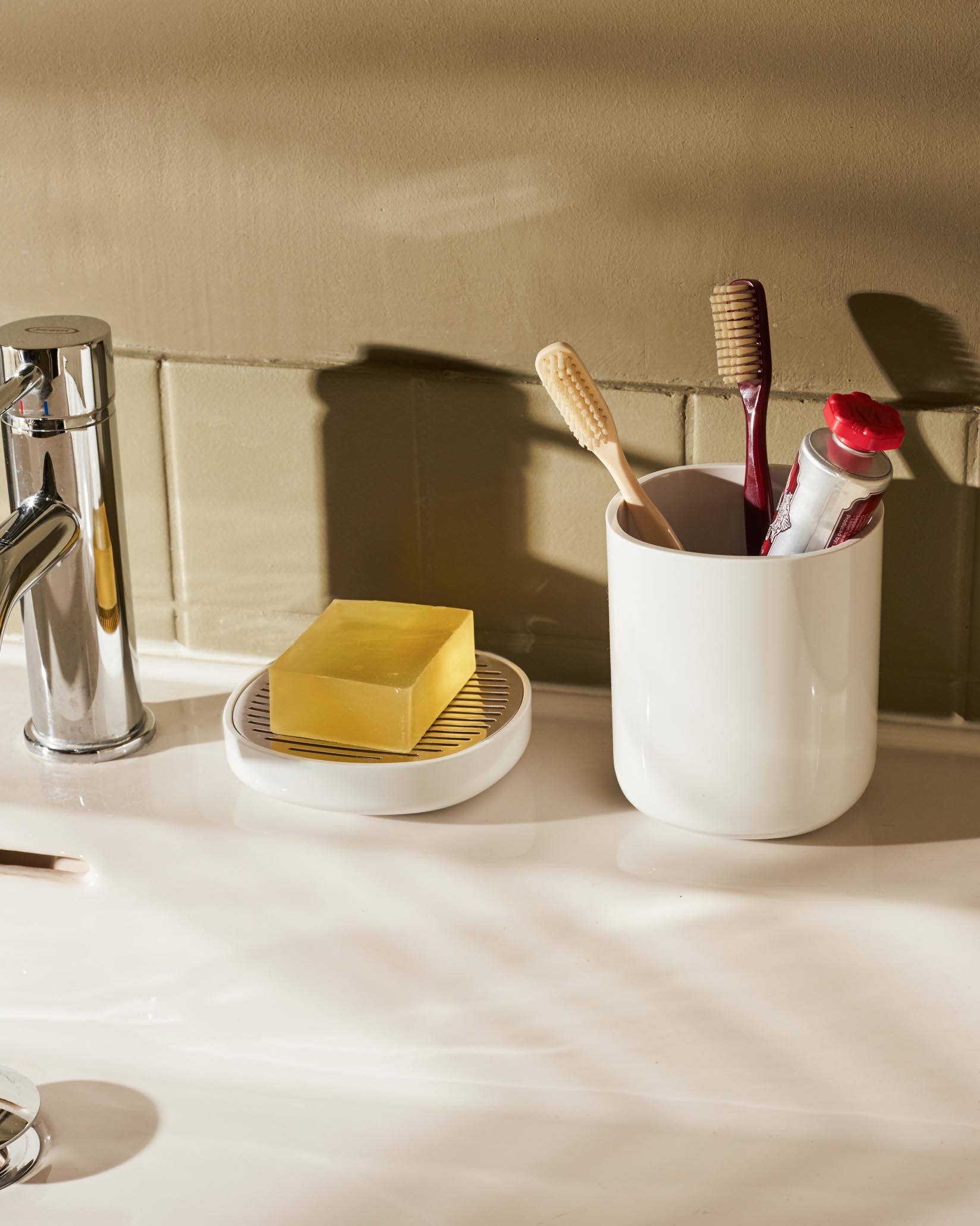 Birillo: Toothbrush holder by Piero Lissoni | Alessi
