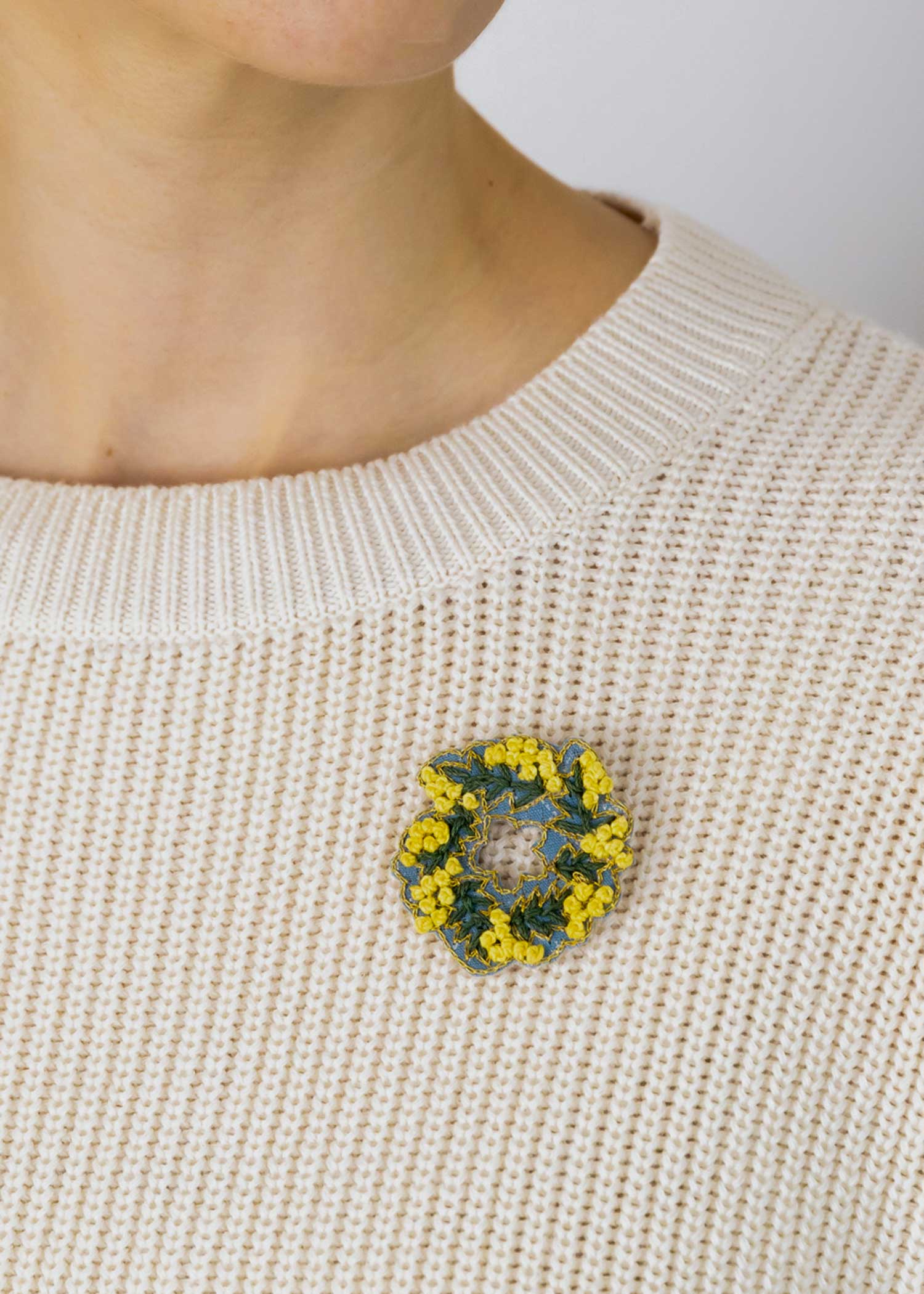 手刺繍ブローチ ミモザ