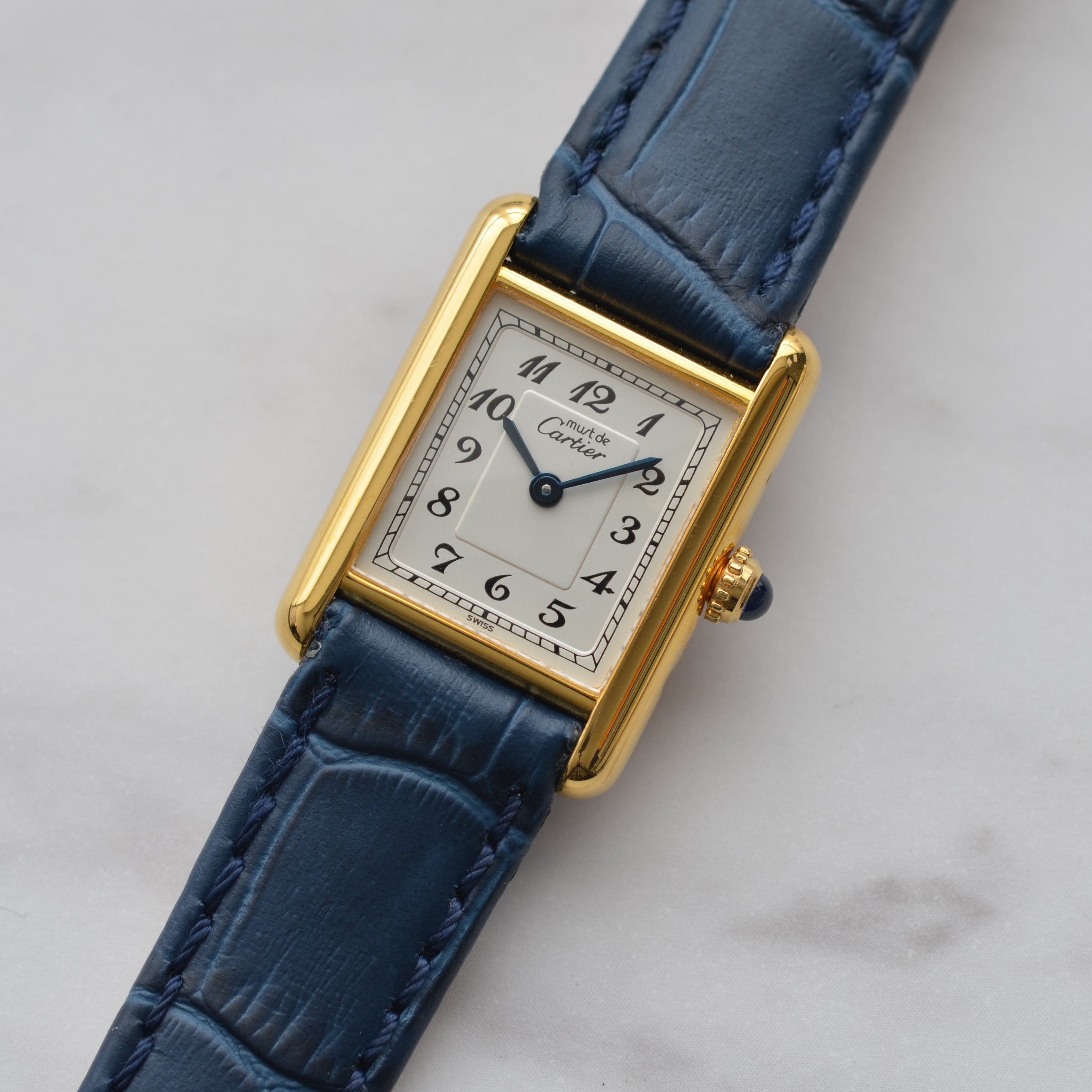 カジュアルな装いにもピッタリのアラビア数字のマストタンク。