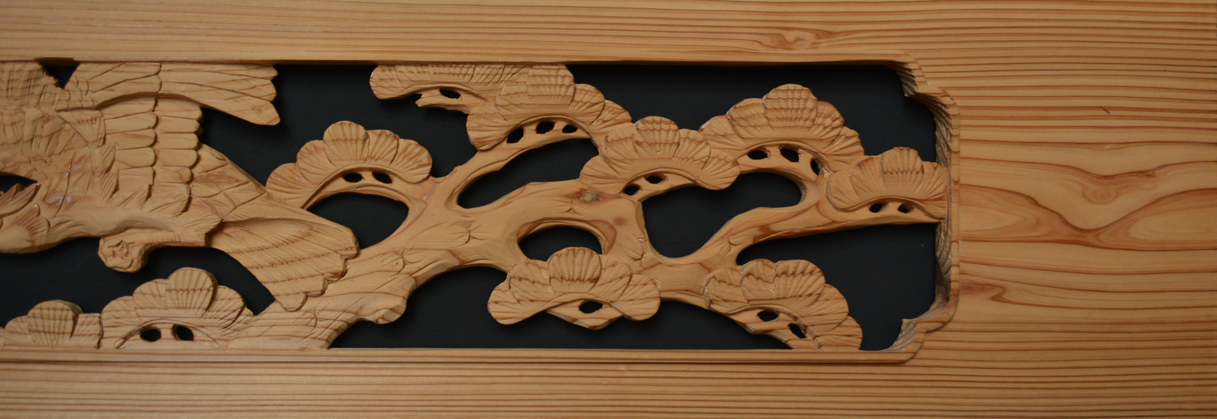 彫刻欄間の高原銘木店 ＞ 欄間一枚もの ＞ 0545 松に鷹 6尺×1尺×0.8寸