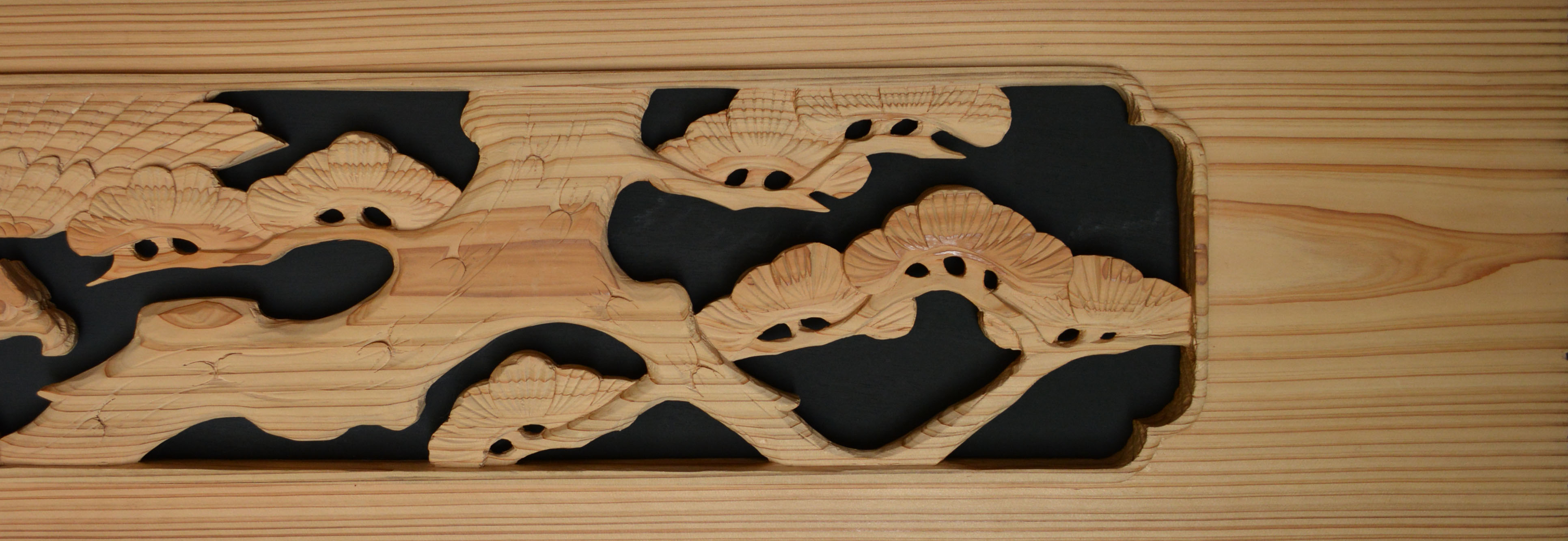 彫刻欄間の高原銘木店 ＞ 欄間一枚もの ＞ 0545 松に鷹 6尺×1尺×0.8寸