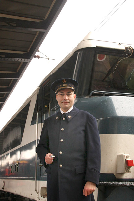 asahi.com（朝日新聞社）：ディディエ・ルロワ氏が着用しているのは