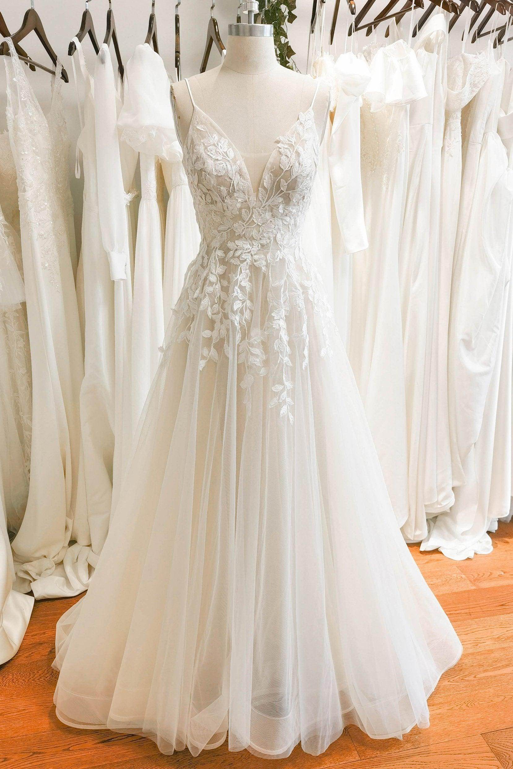 A-Line V-neck Tulle Wedding Dress with Appliques COCOMELODY CW3119