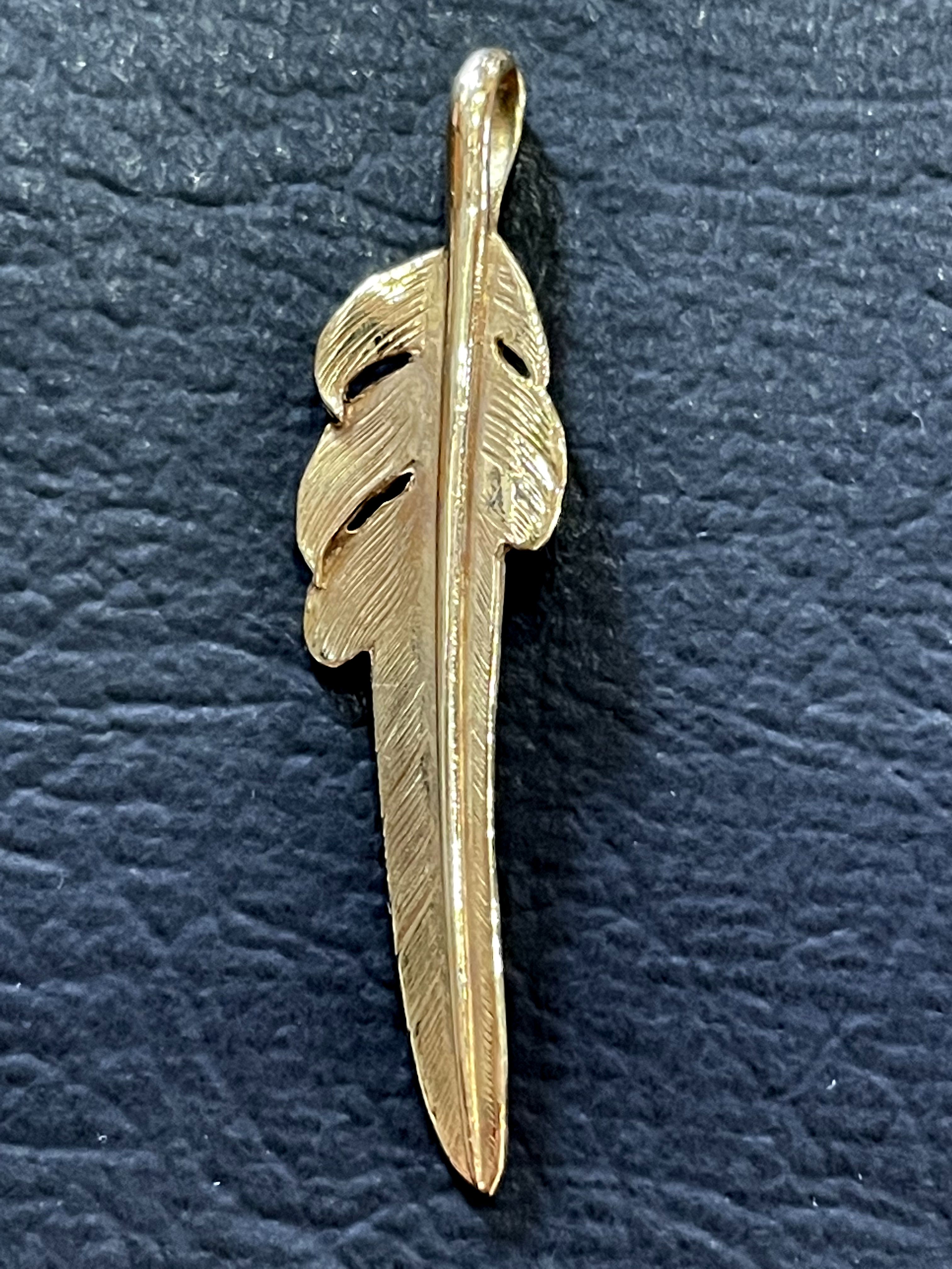 LARRY SMITH 18K GOLD KAZEKIRI FEATHER PENDANT No. 28 SMALL EFNL