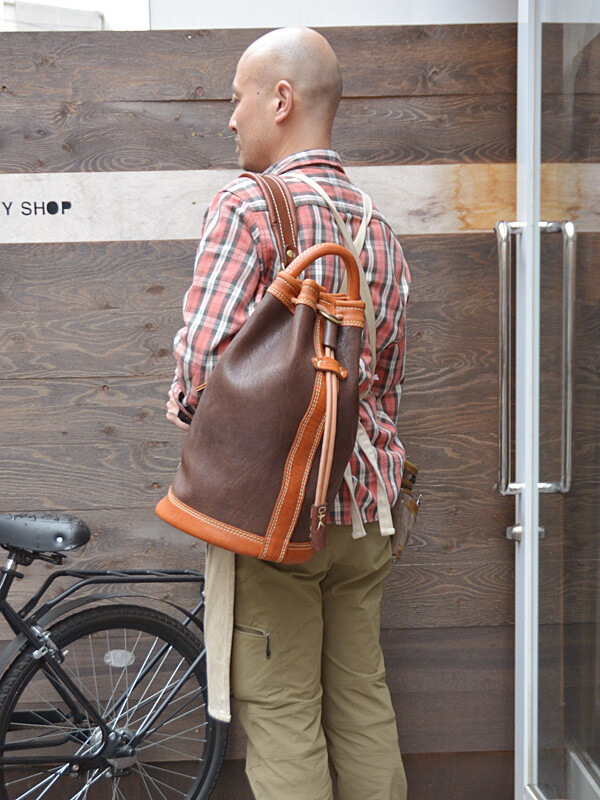 ヘルツ ソフトレザーのボンサック グリーン 限定色のボトルグリーン革