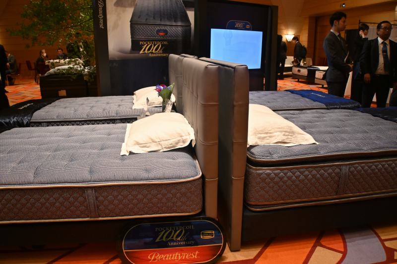 シモンズ シモンズビューティレスト100周年記念商品展示会開催 記念