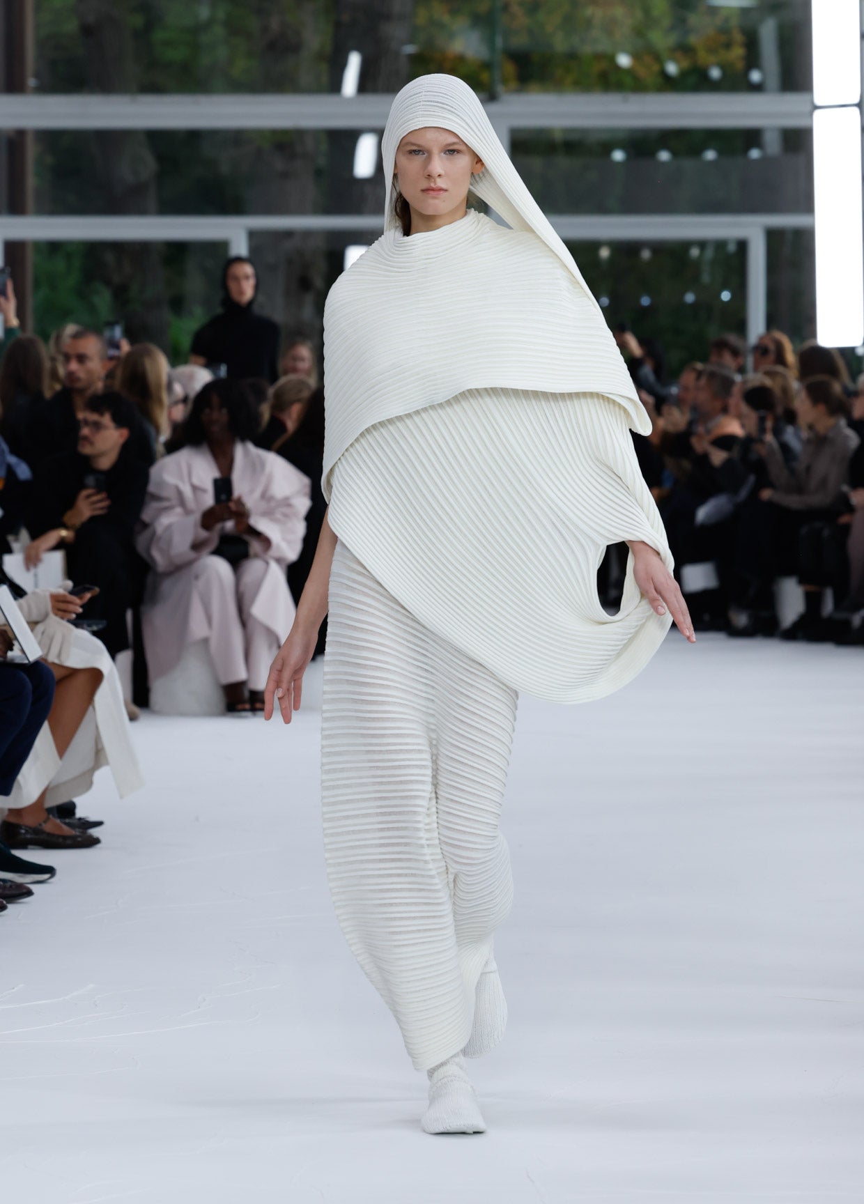 ISSEY MIYAKE SPRING SUMMER 2025 コレクション 24 – isseymiyake.com