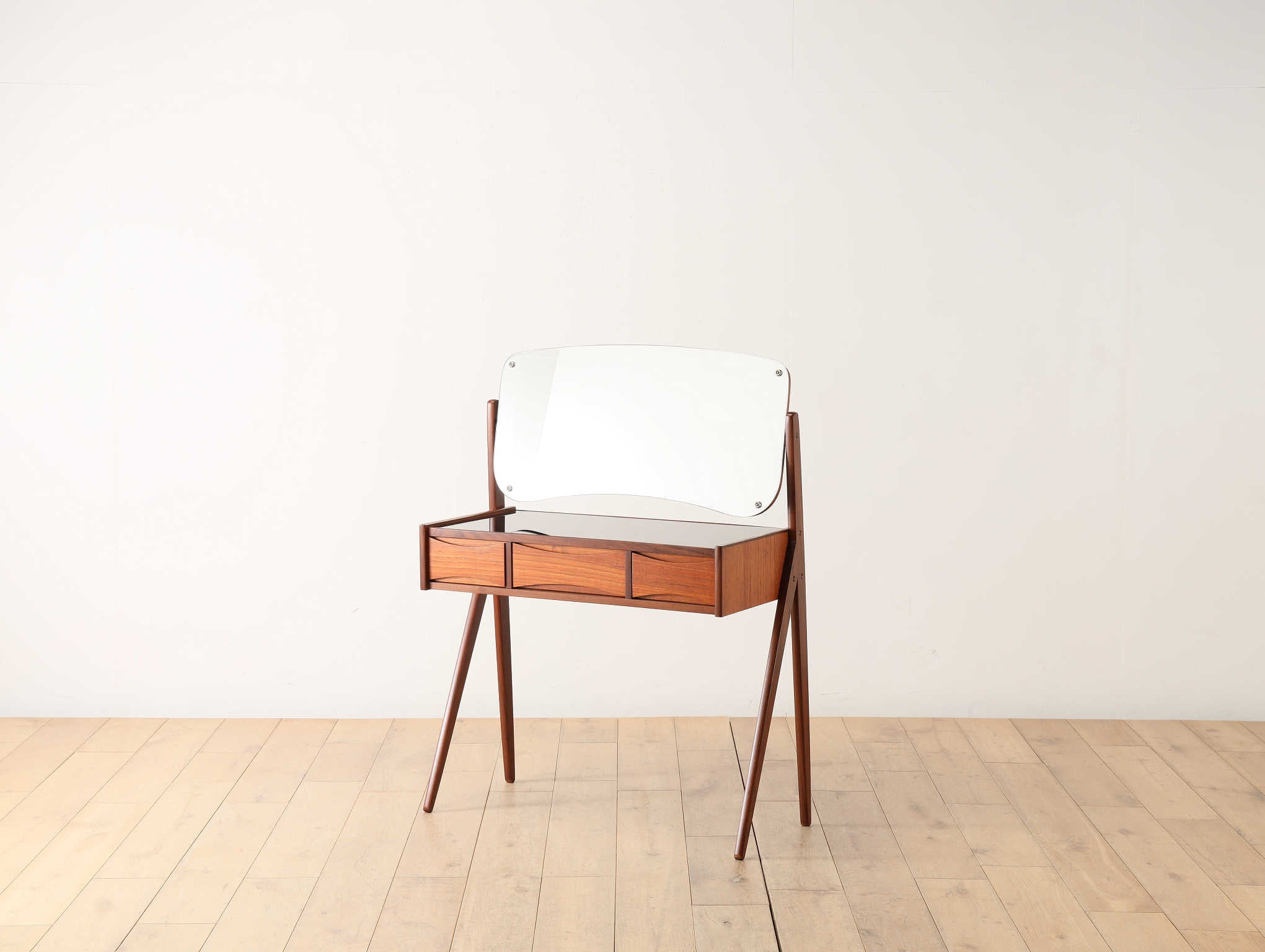 ARNE VODDER ドレッサー | ロイズ・アンティークス | ヨーロッパの