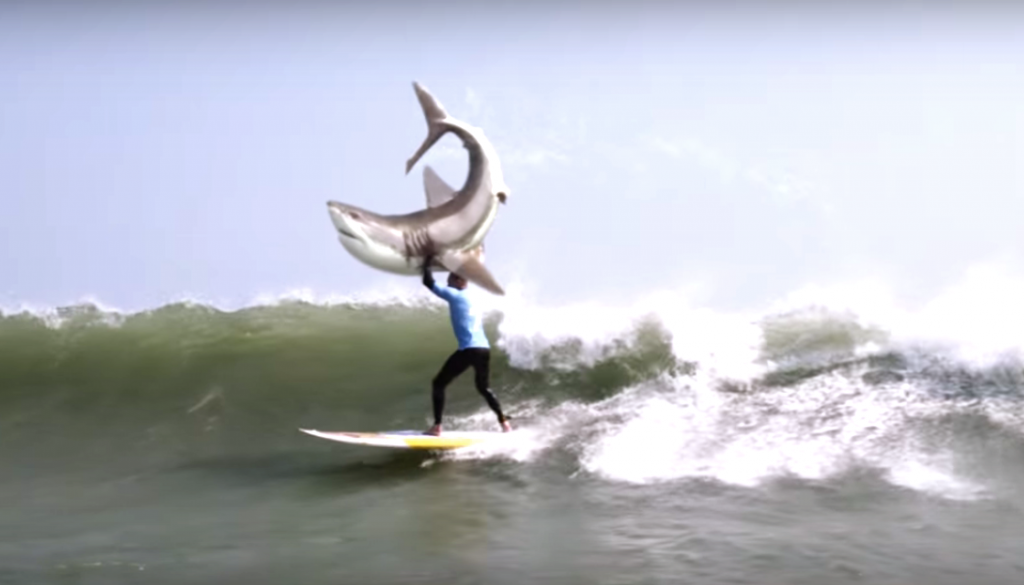 世界初！ミック・ファニングが大技、スーパーシャークアタックを披露