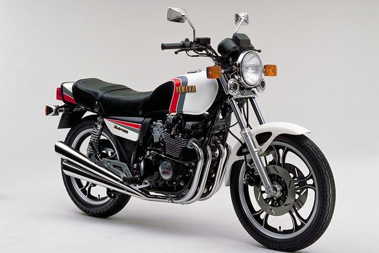 ヤマハ XJ400Dは4本マフラーのデラックス版。YICSで燃費効率も23％向上