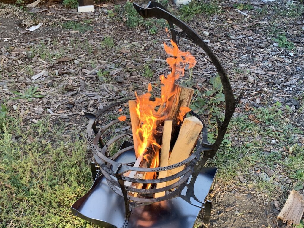 まさに芸術！】お洒落焚き火台「グルグルファイヤーL」の実力を焚き火