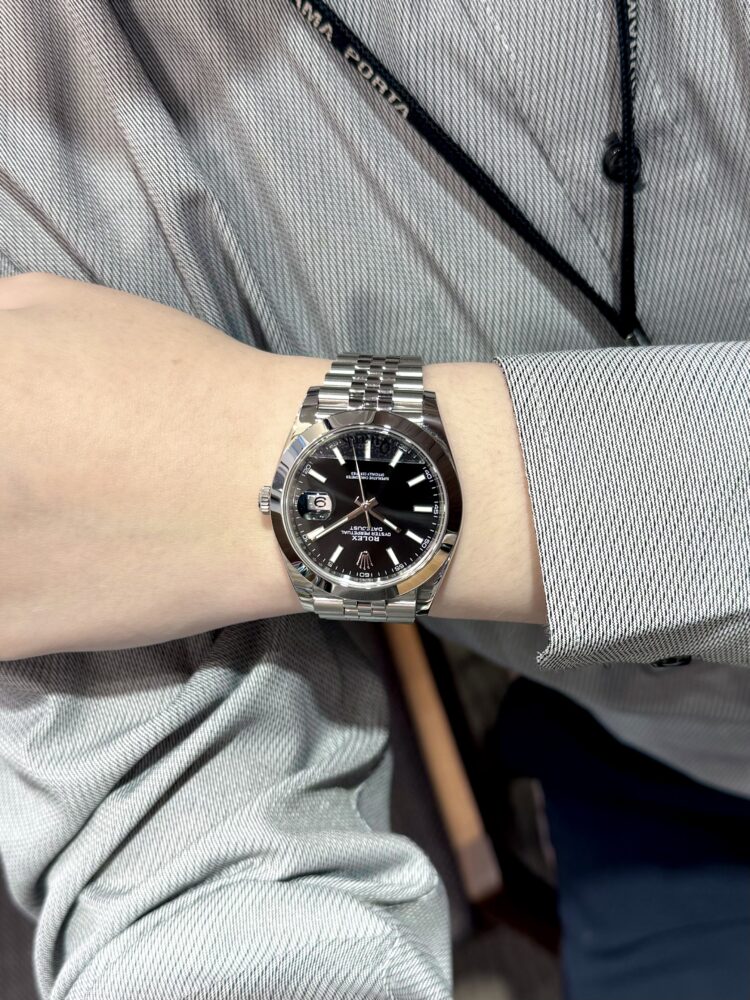 シンプルで見るものを魅了する黒文字盤 ｜ ロレックス【Q-Snap】