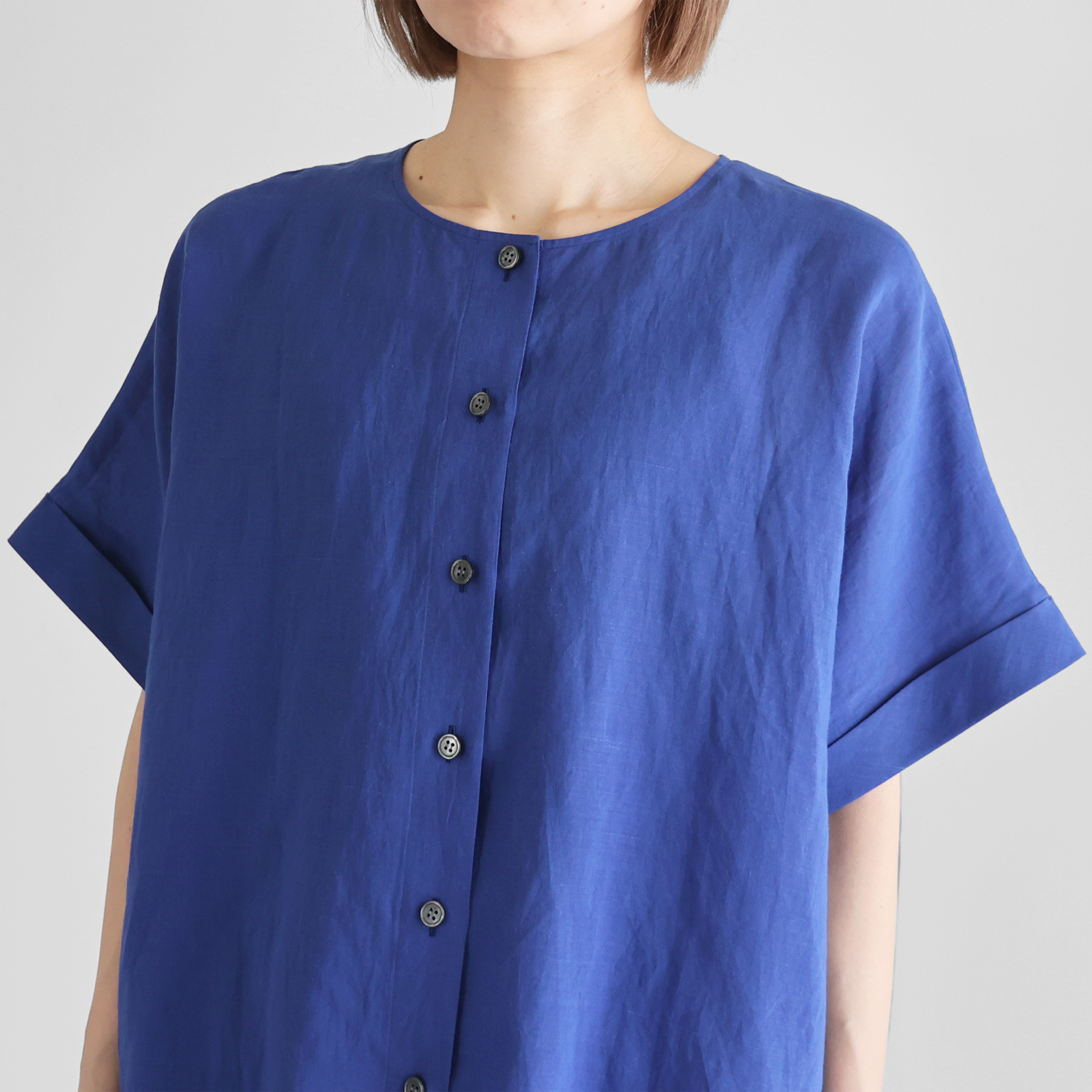 限定生産）極細コットンラミーバックボタン2way半袖ブラウス【レディス