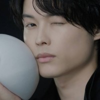 今度はブラック松村北斗！雨に打たれながら妖艶な表情で…新CM「シロル