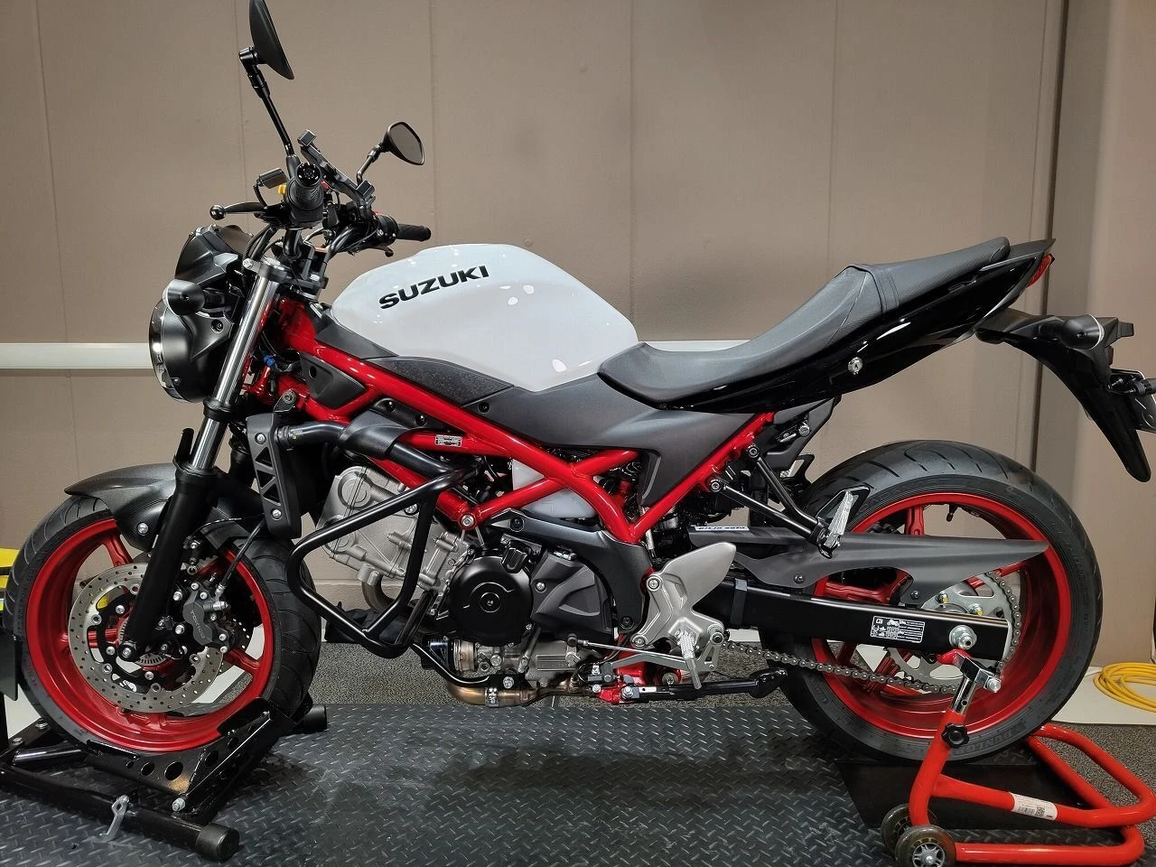 SUZUKI SV650にフィルムやガラスコーティングを施工するなら東京の