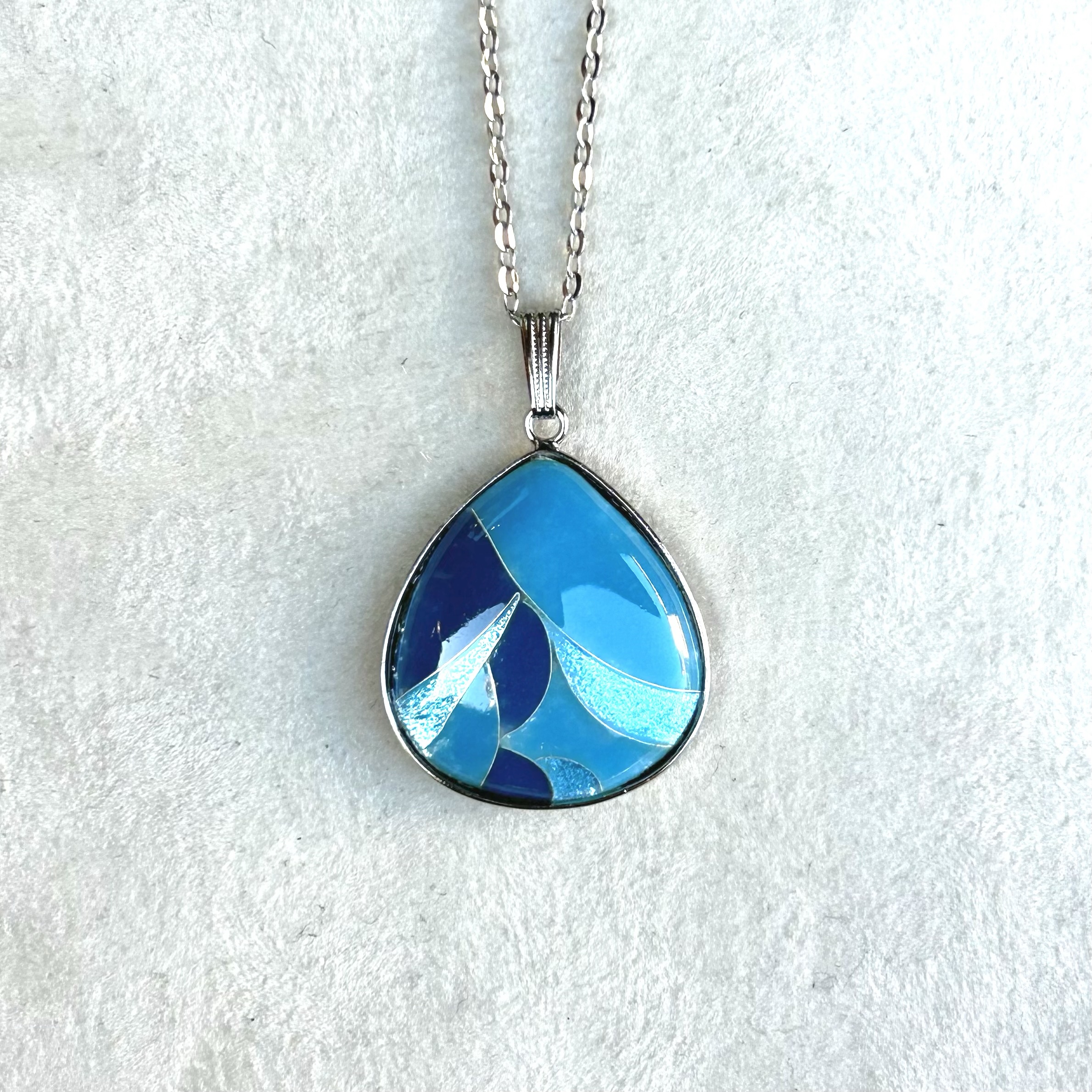 七宝焼ネックレス雫型《木の葉:青紺》 – 田村七宝工芸 七宝焼窯元