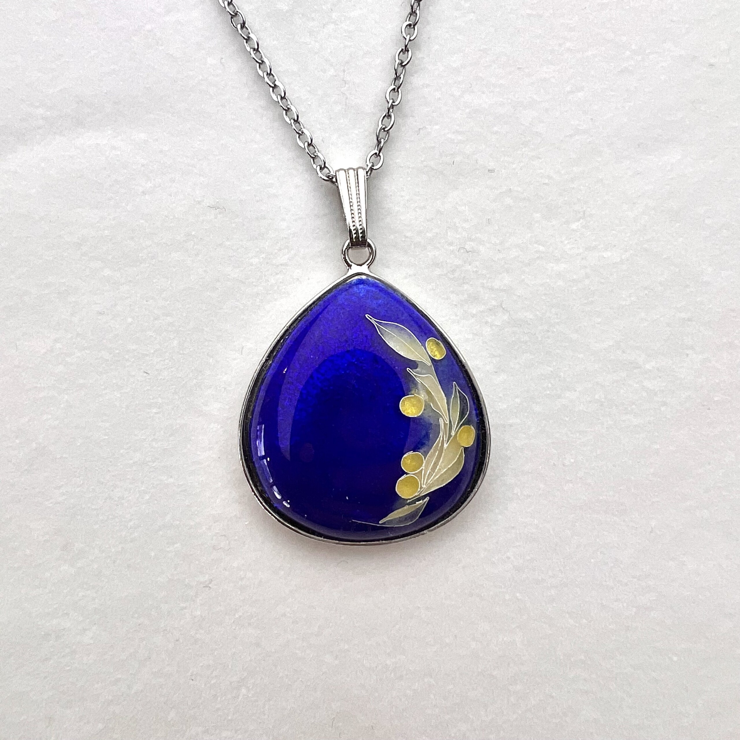 七宝焼ネックレス雫型《風なびく：紺》 – 田村七宝工芸 七宝焼窯元