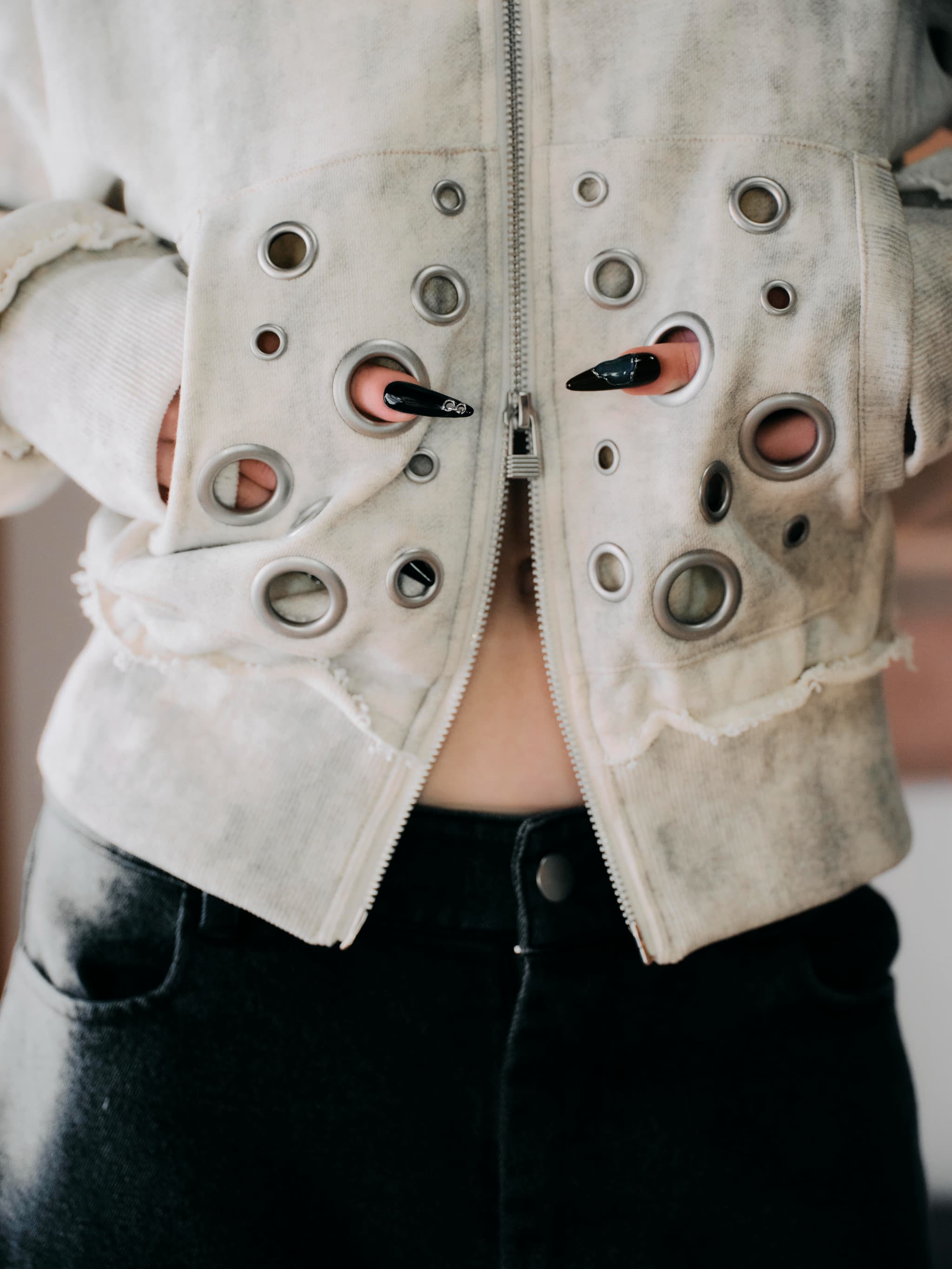 RE-STOCK】EYELET DESIGN ZIP UP HOODIE-IVORY – TAJEN:T