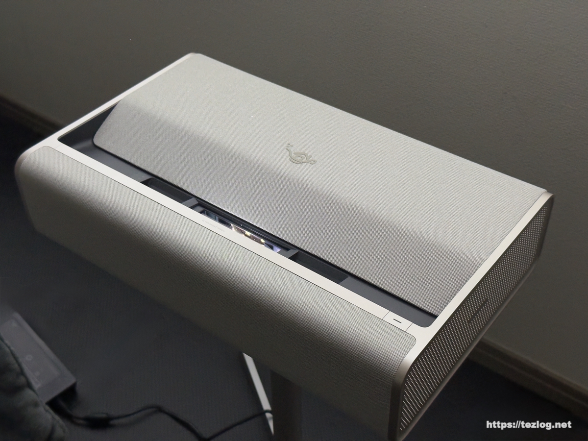 Aladdin Marca レビュー。壁際に置いて簡単に100インチ大スクリーン