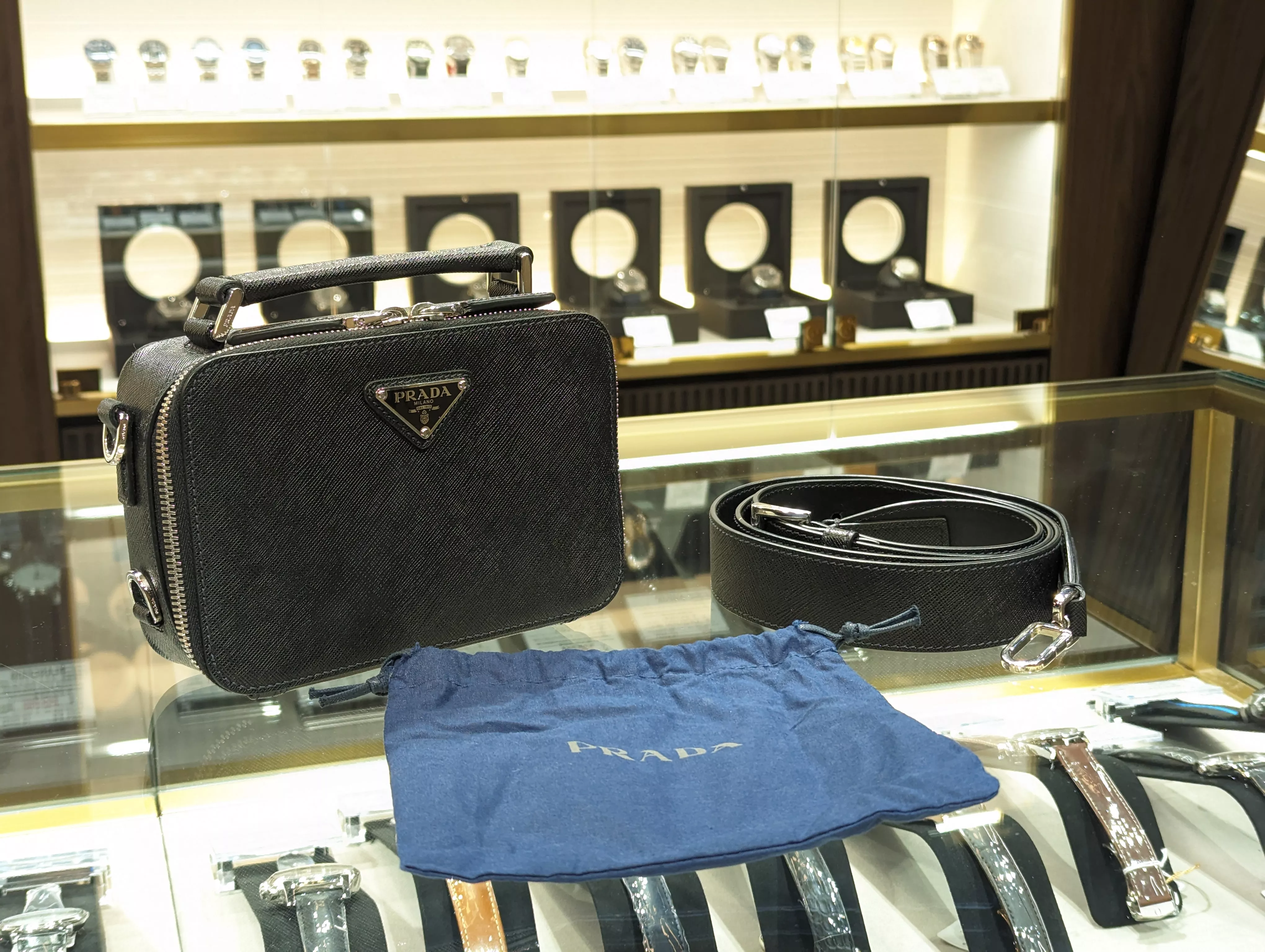 プラダ ブリック サフィアーノレザー ショルダーバッグ（中古A品）が