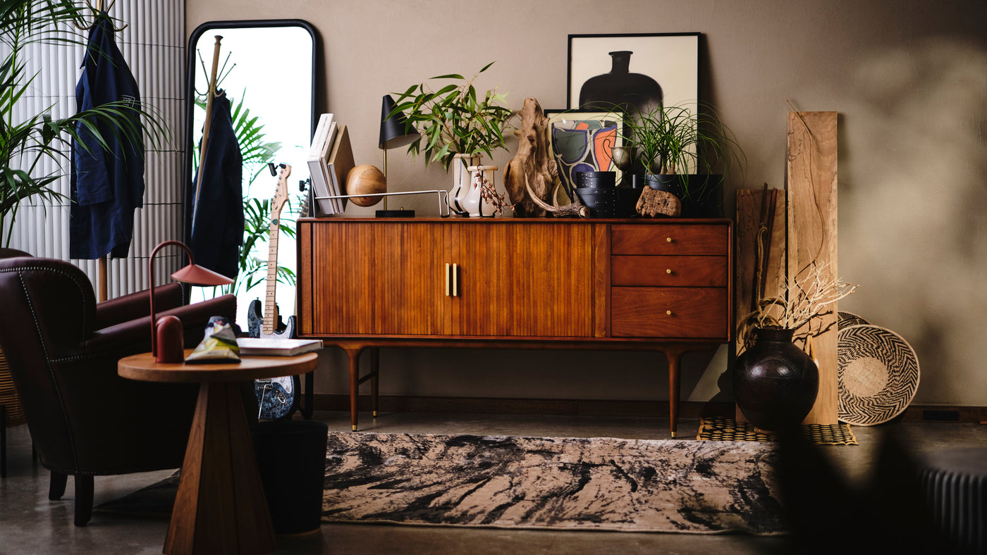 XANDER DESIGNS 「JULIE SIDE BOARD」を舞台に「飾る」を楽しむ