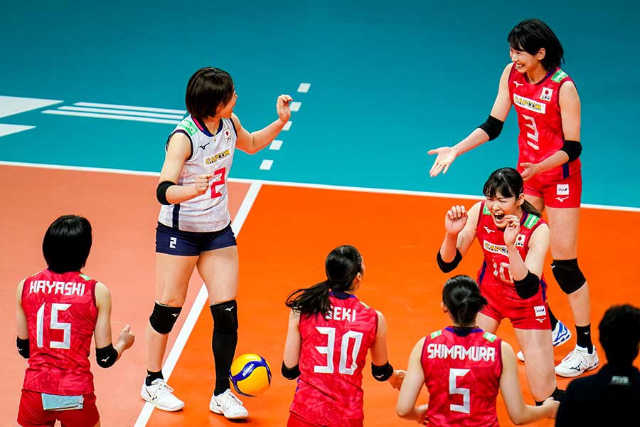 女子バレー日本代表の2024年新ユニが好評 「赤」から一変に「新鮮