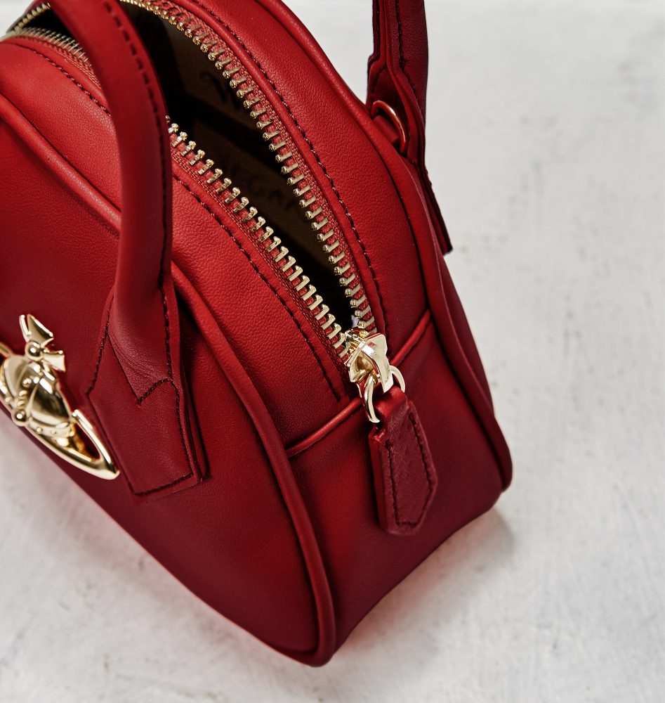 世界各国のヴィヴィアン・ウエストウッドで”Mini Yasmine Handbag”を