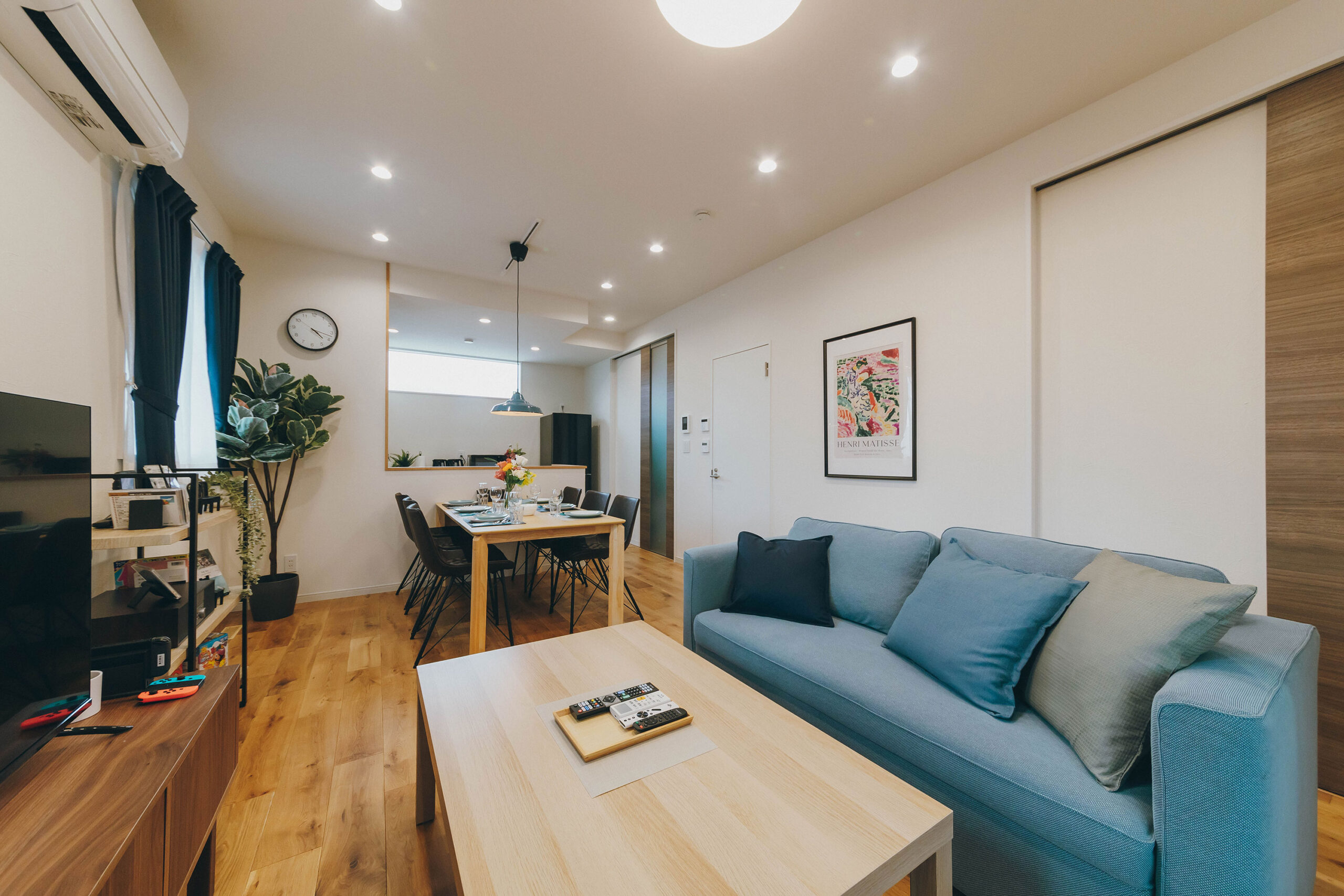 宮古島 / 一棟貸切宿】大迫力スクリーンと安らぎ空間 -東方旅泊-