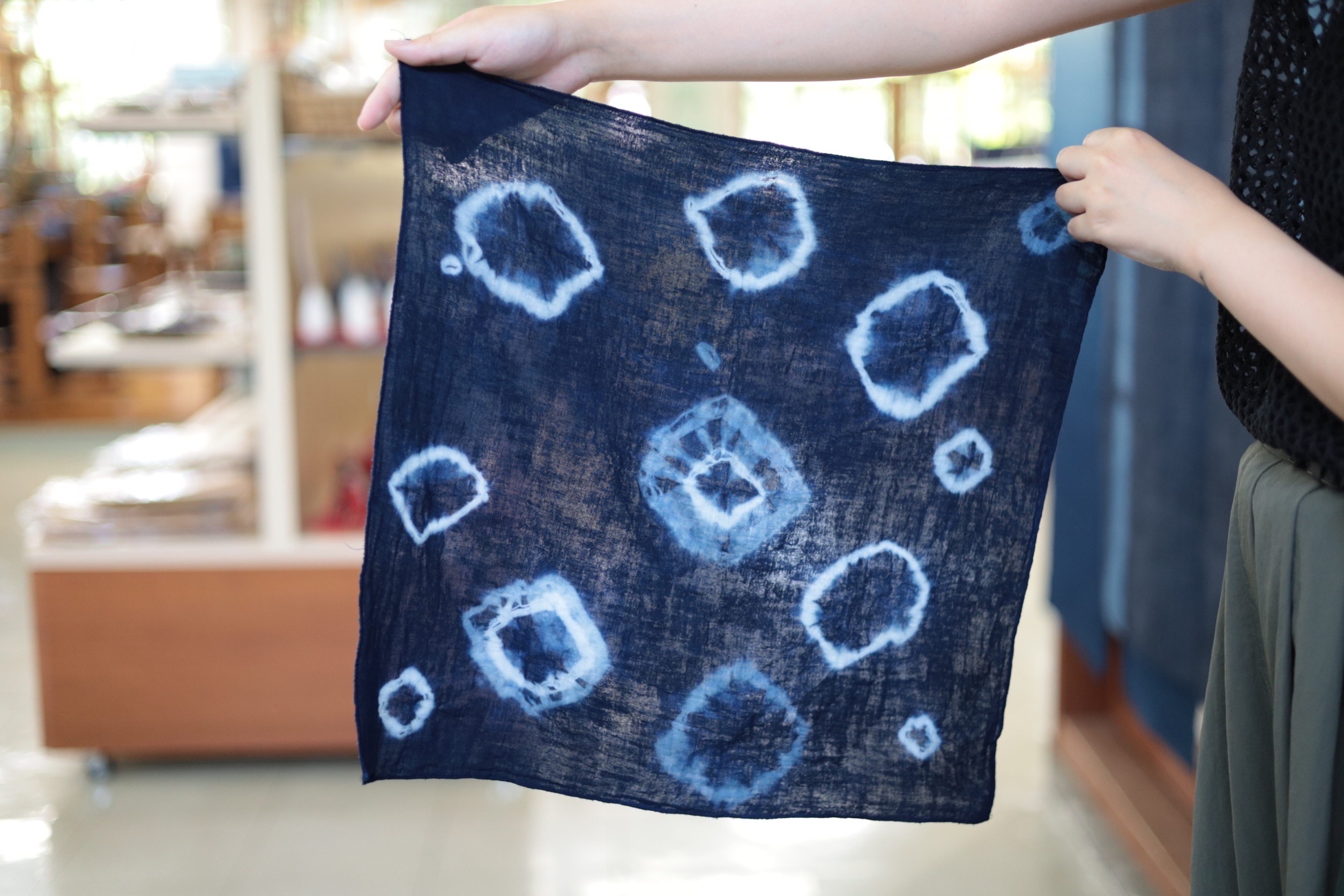 無形文化財の伝統技法【広瀬絣センター】で藍染め体験！ | 鳥取マガジン