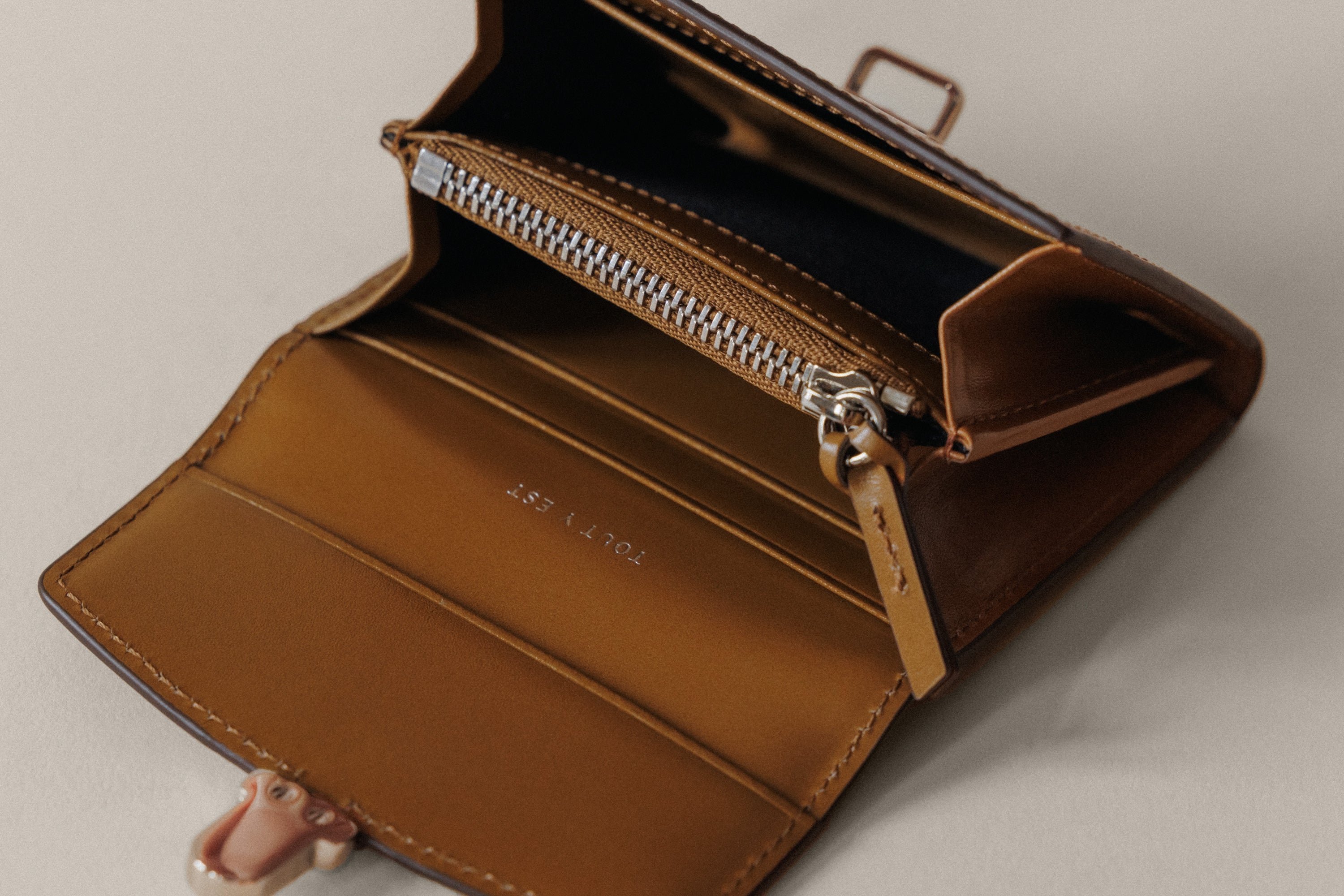 韓国 TOUT Y EST トゥティエ クロコ折りたたみ財布 ブラック 韓国 TOUT